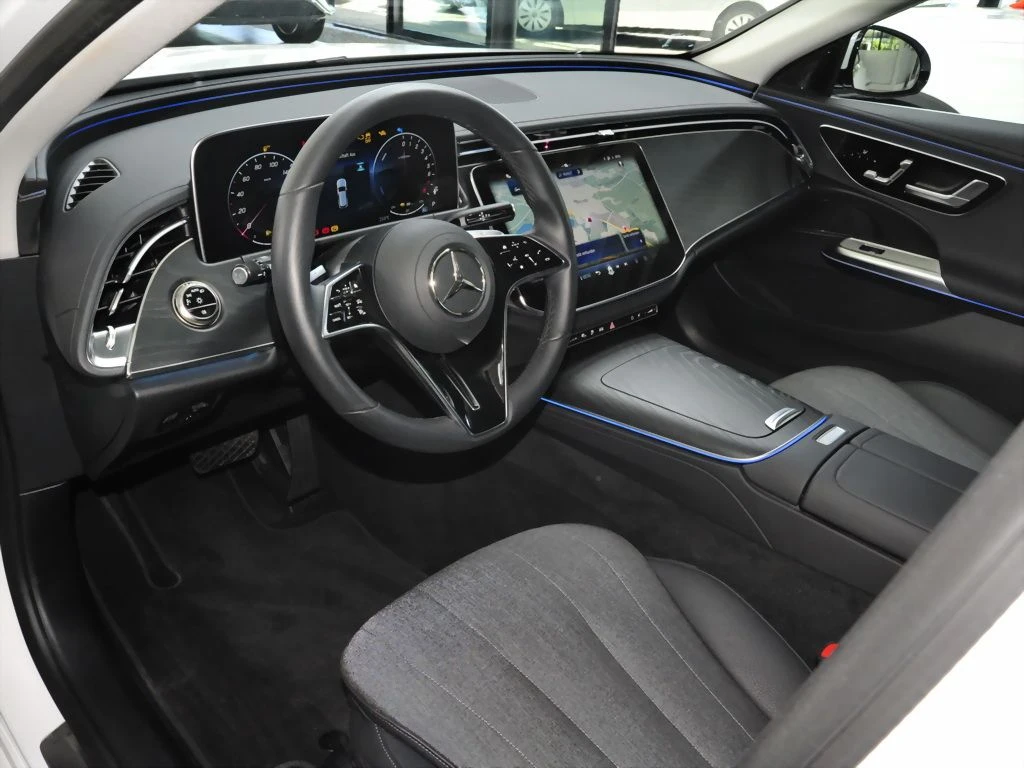 Mercedes-Benz-E-Klasse 300-image-8