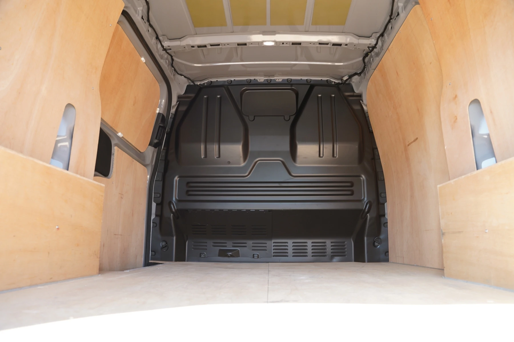 Volkswagen-Transporter-image-24