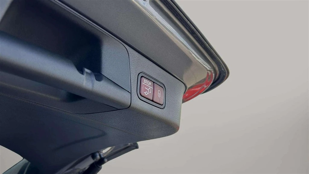 Mercedes-Benz-EQB-image-23