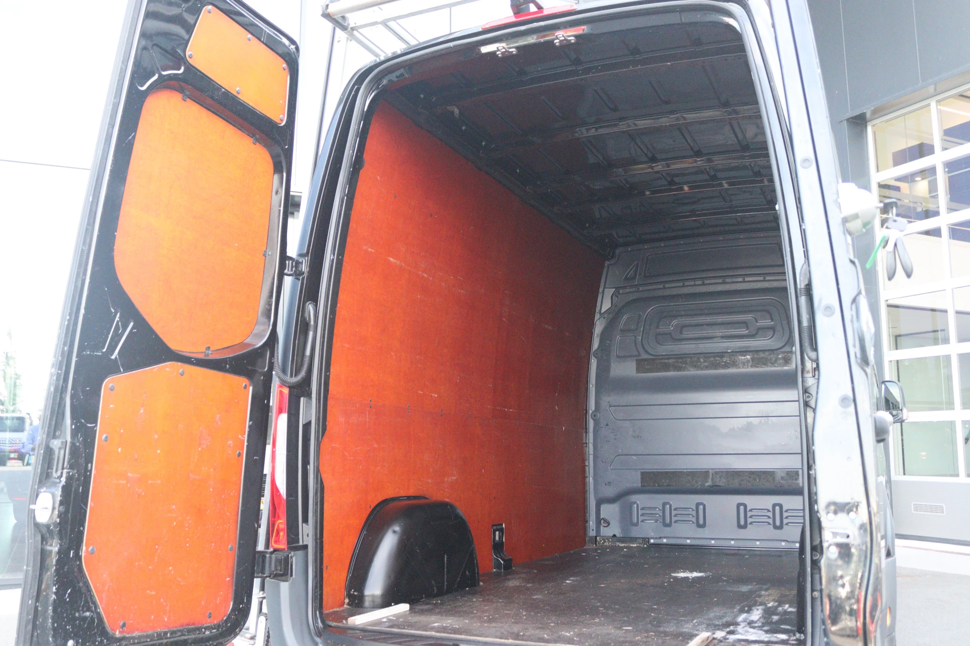 Mercedes-Benz-Sprinter-image-2