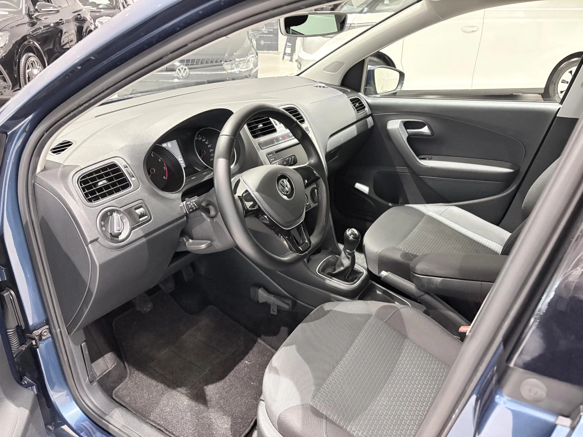 Volkswagen-Polo-image-9