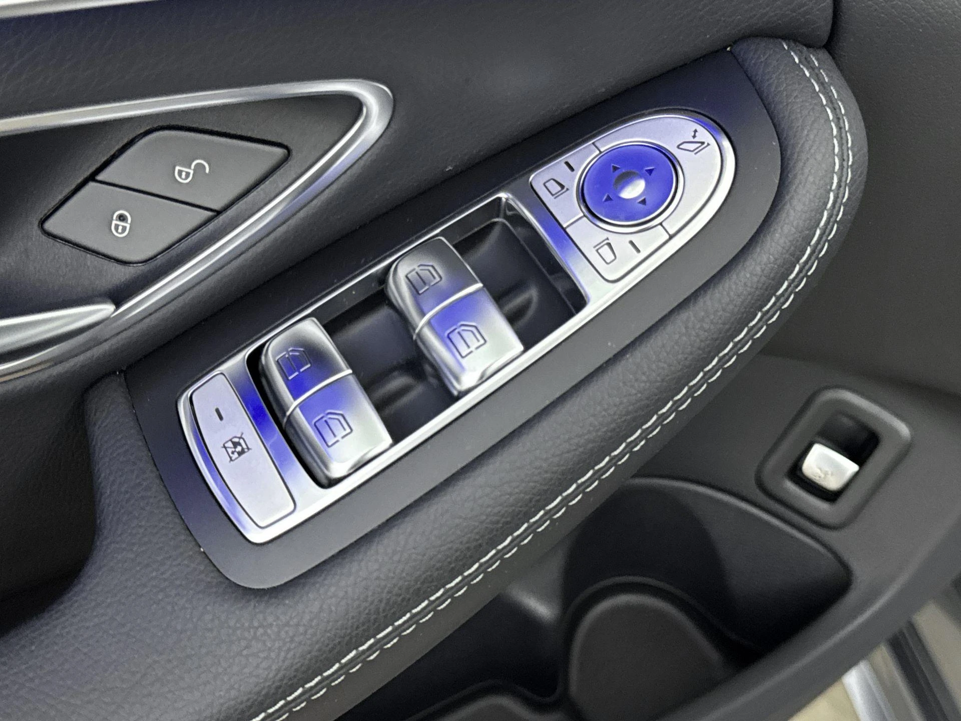 Mercedes-Benz-C-Klasse-image-12