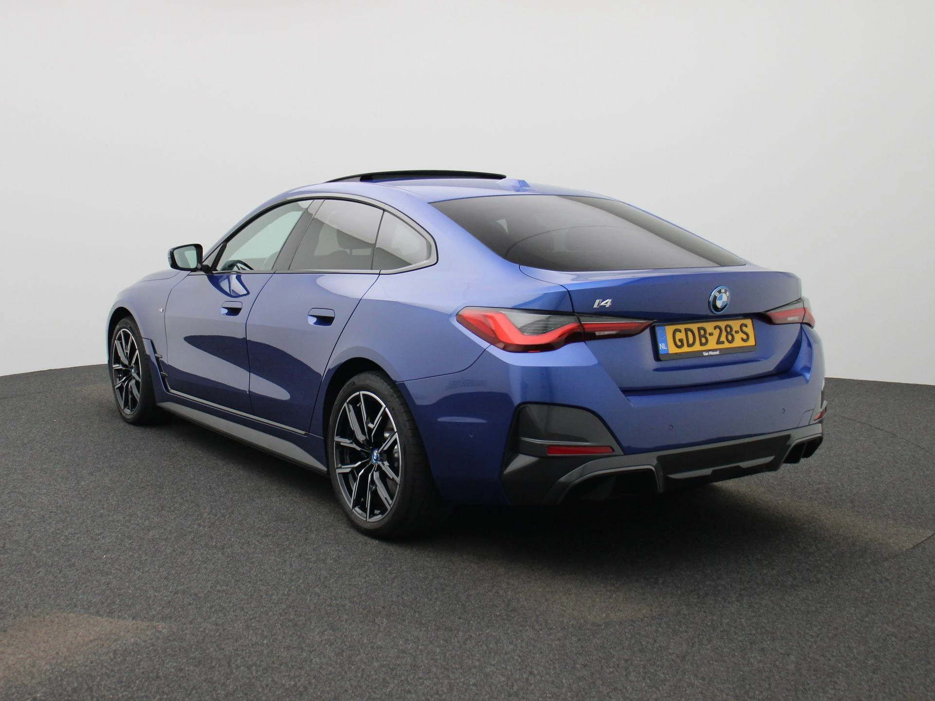 BMW-i4-image-3