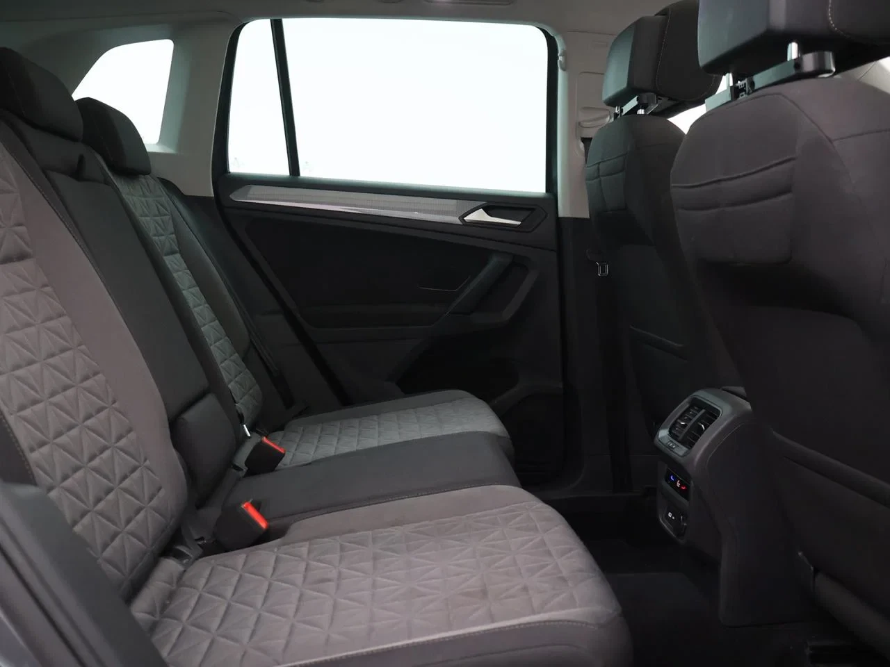 Volkswagen-Tiguan-image-4