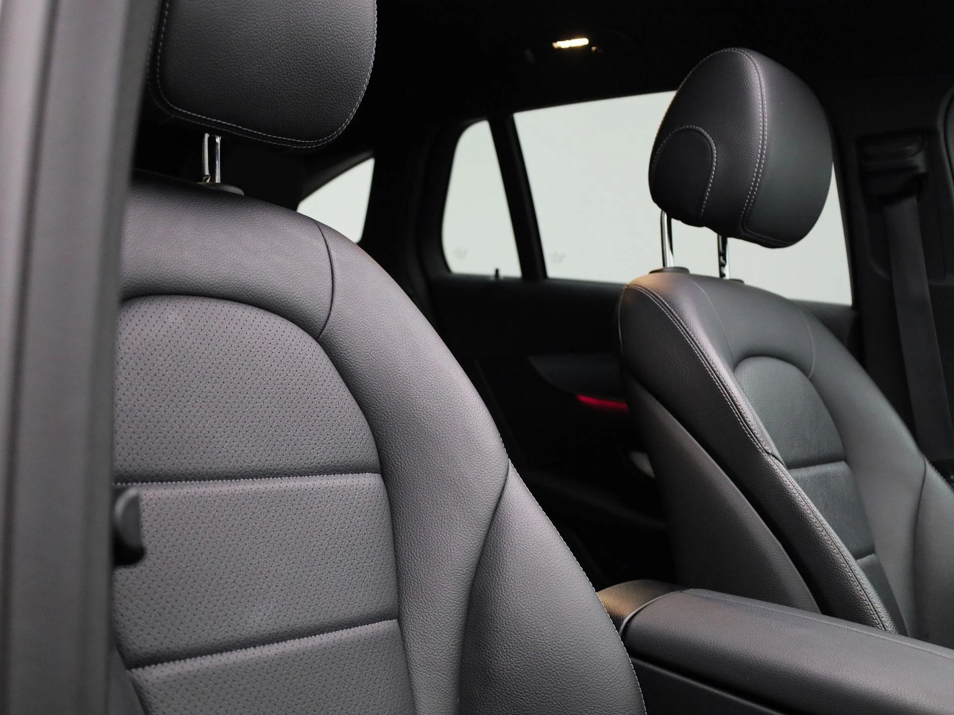 Mercedes-Benz-EQC-image-43