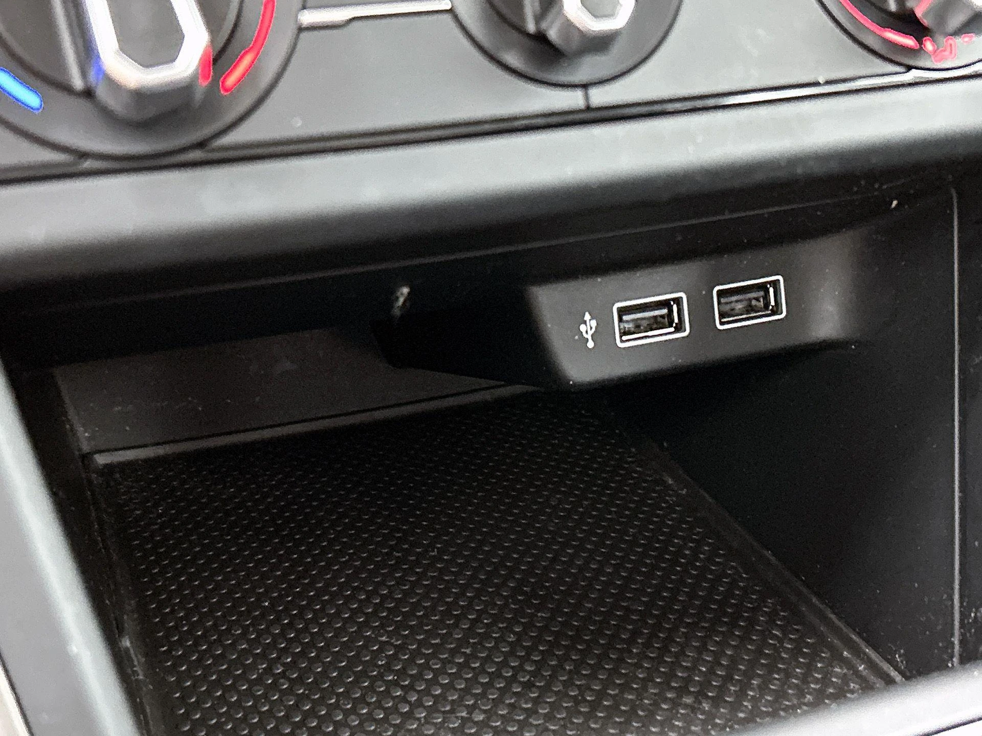 Volkswagen-Polo-image-31
