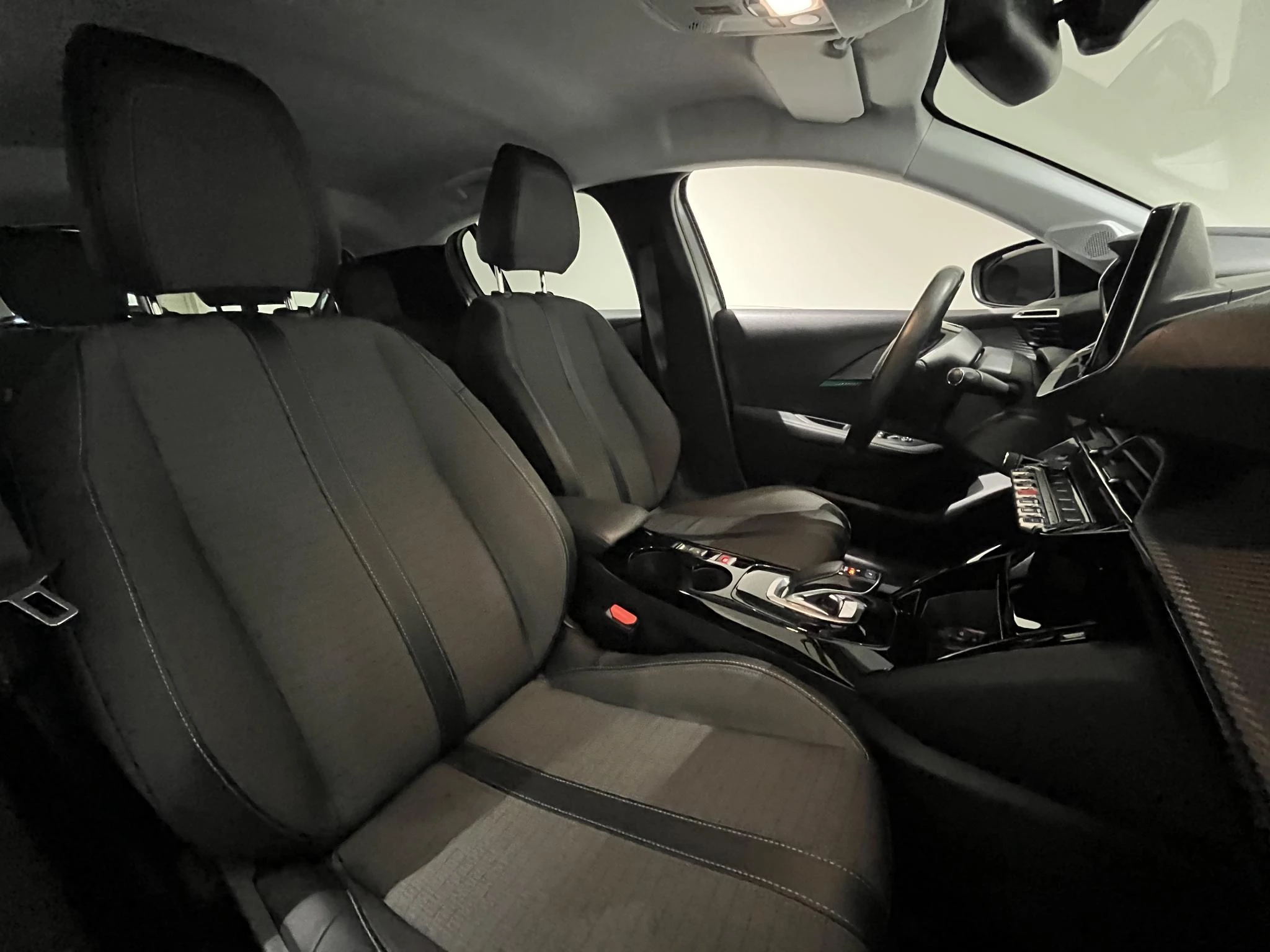 Peugeot-e-208-image-17