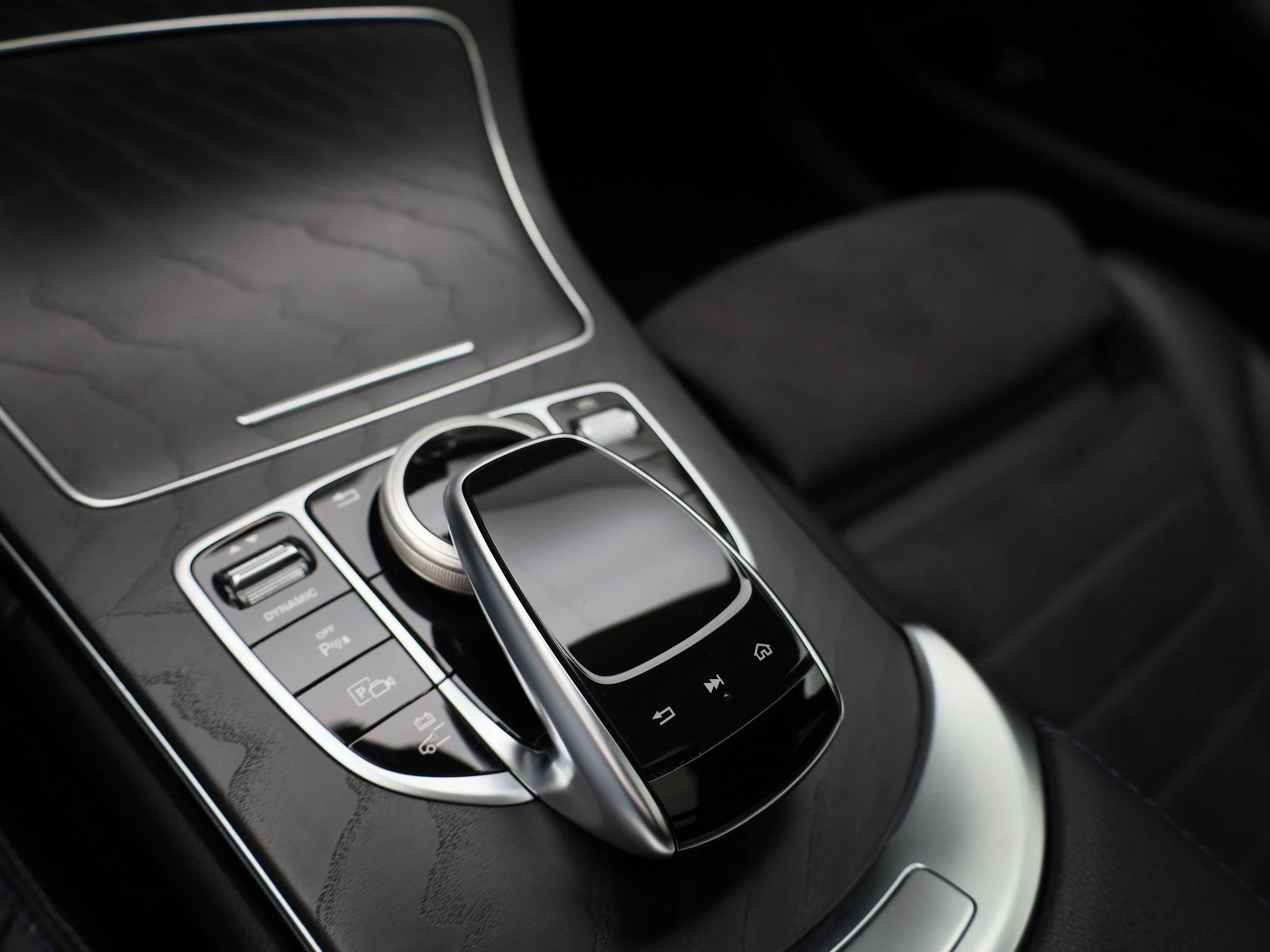 Mercedes-Benz-C-Klasse-image-25