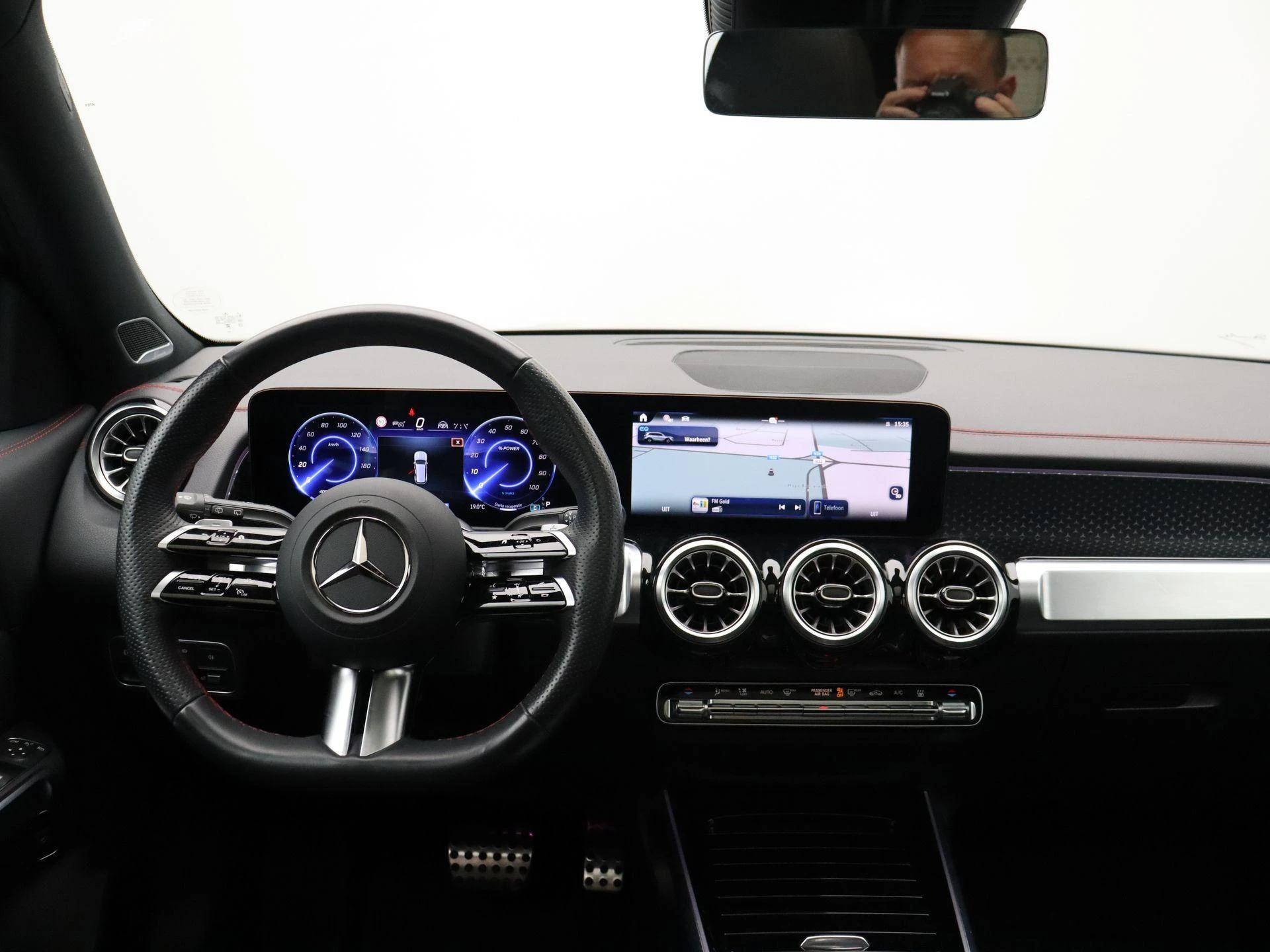 Mercedes-Benz-EQB-image-20