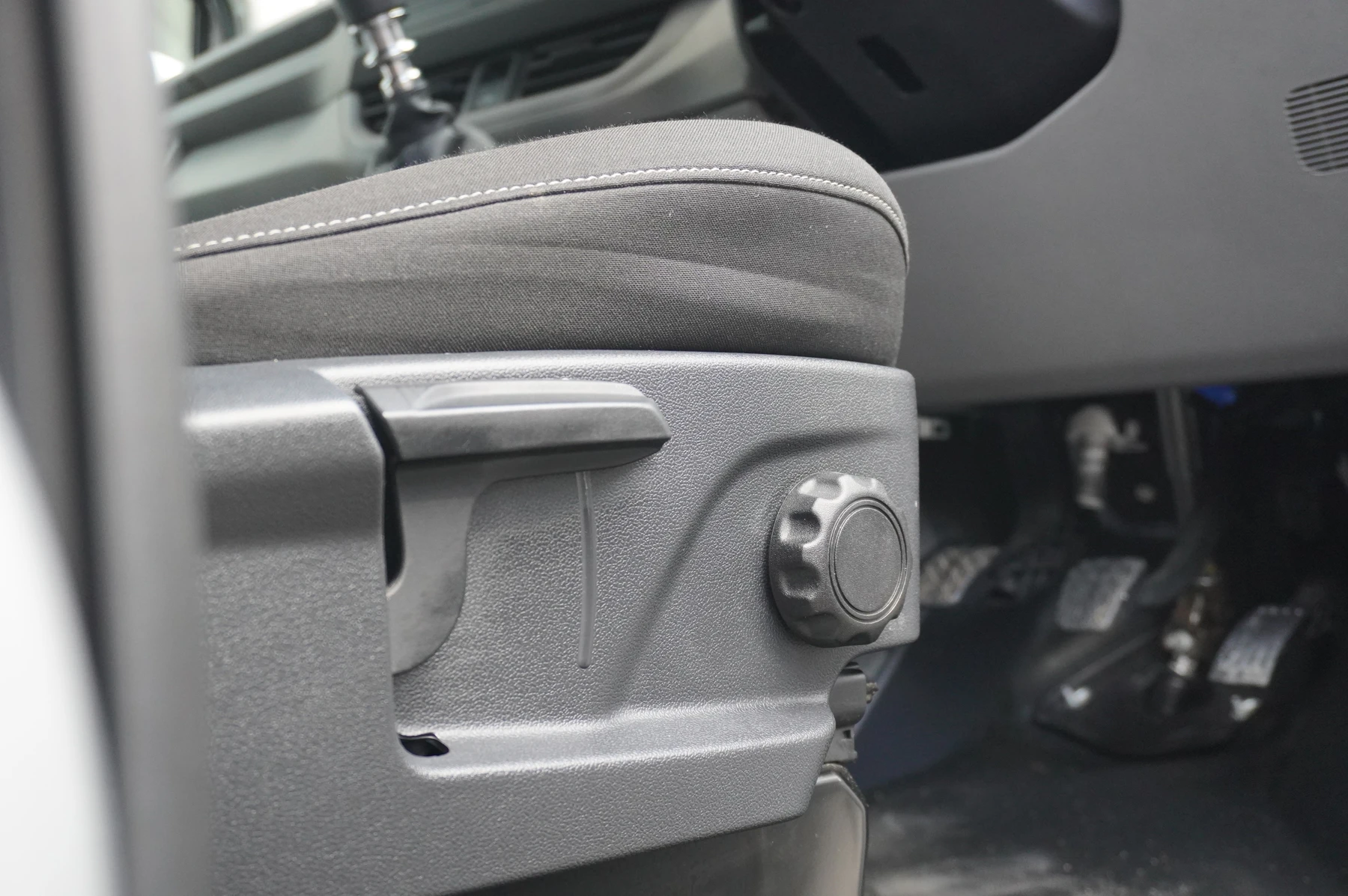 Volkswagen-Transporter-image-45