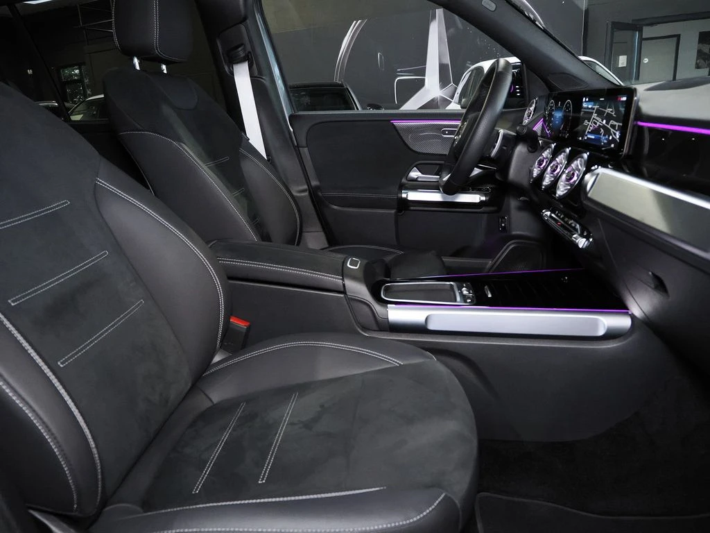 Mercedes-Benz-GLB 200 d-image-11