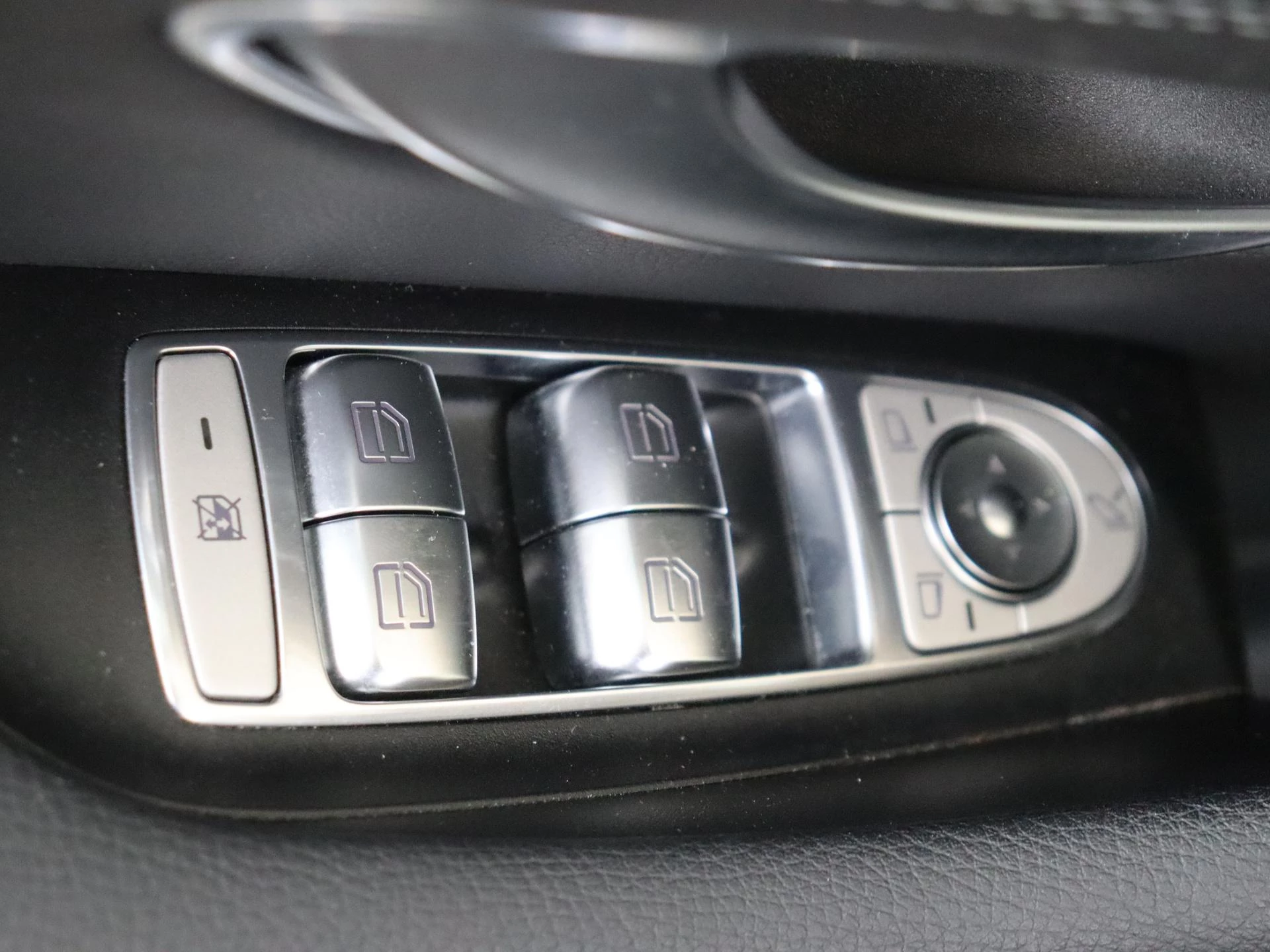 Mercedes-Benz-E-Klasse-image-25