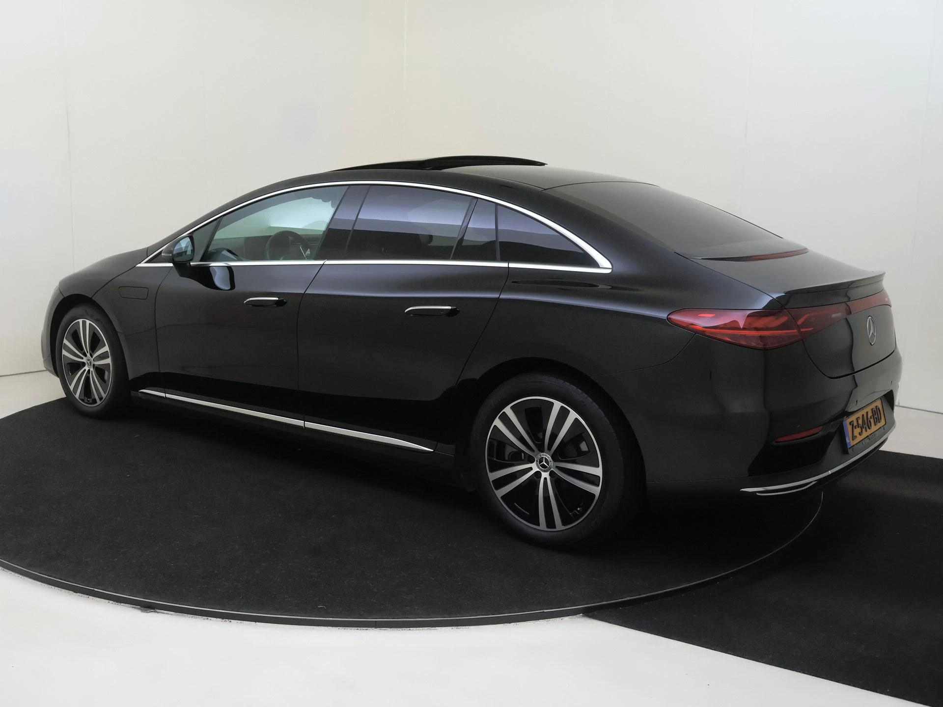 Mercedes-Benz-EQE-image-2