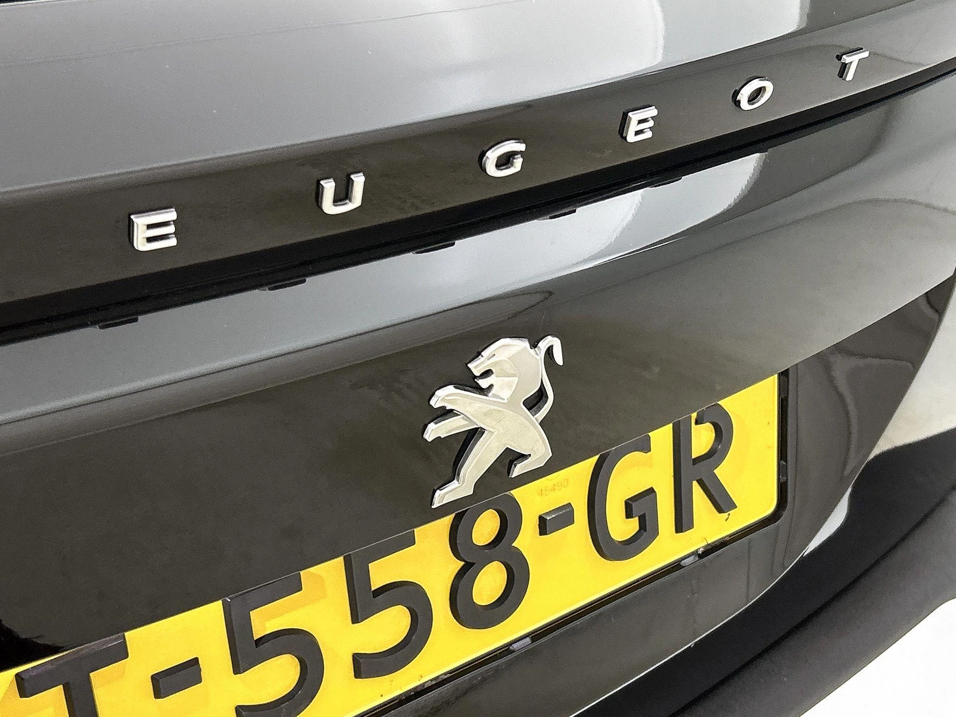 Peugeot-e-2008-image-12