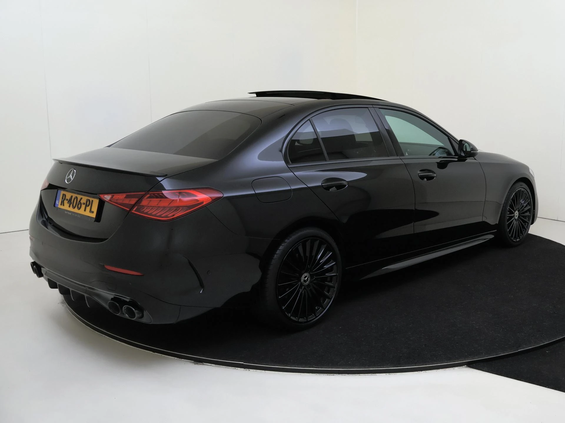 Mercedes-Benz-C-Klasse-image-1