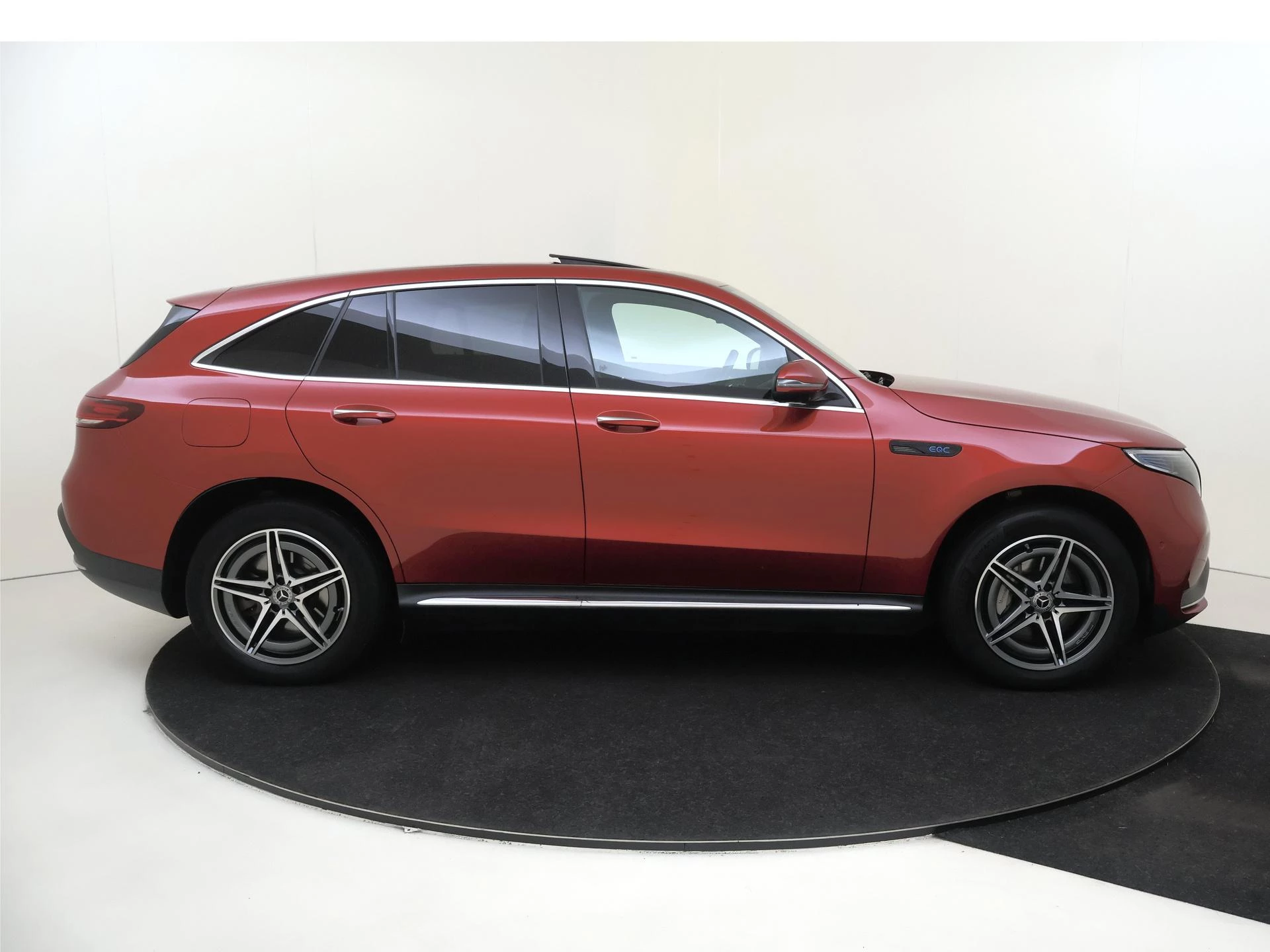 Mercedes-Benz-EQC-image-8