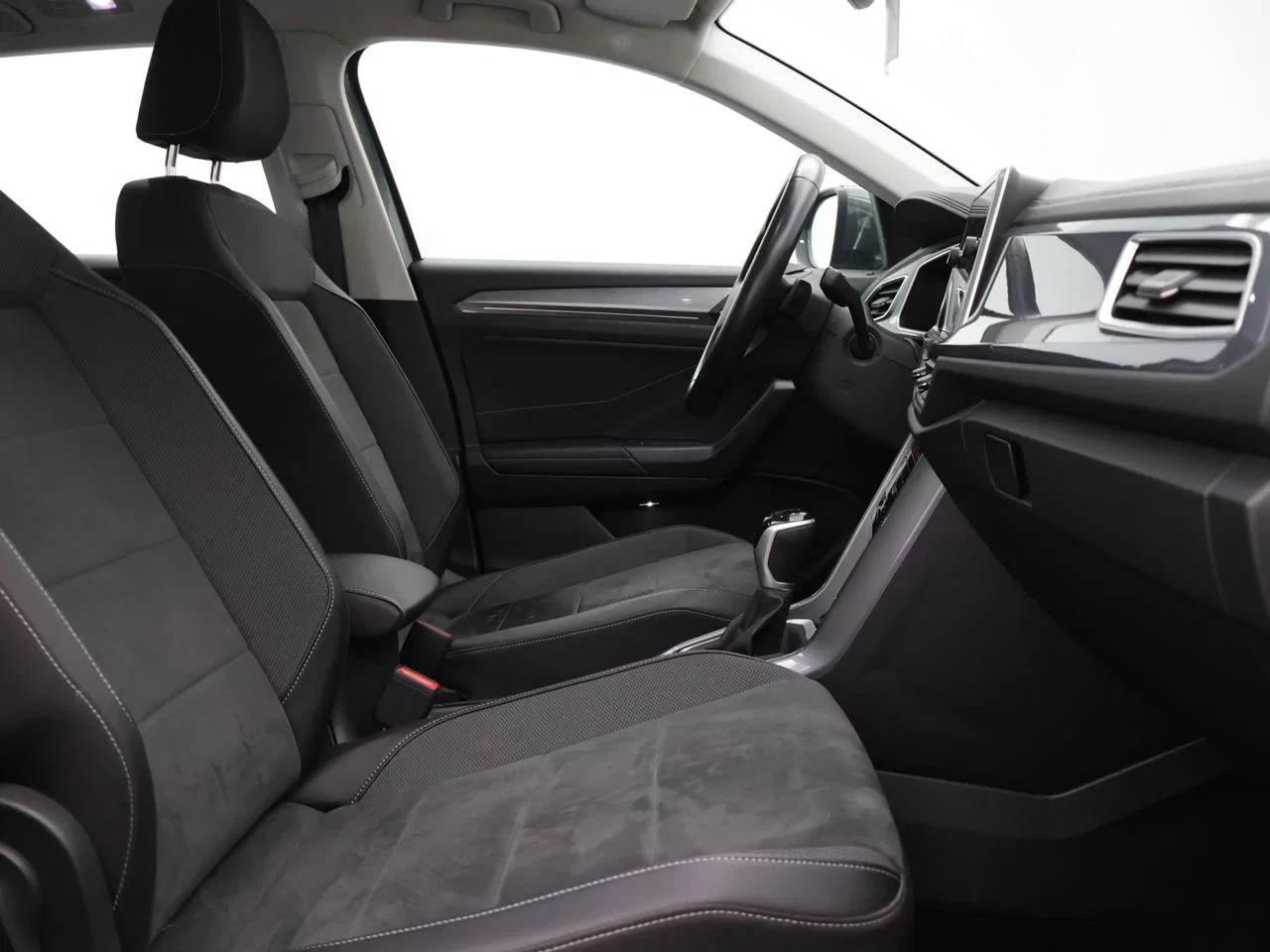 Volkswagen-T-Roc-image-2