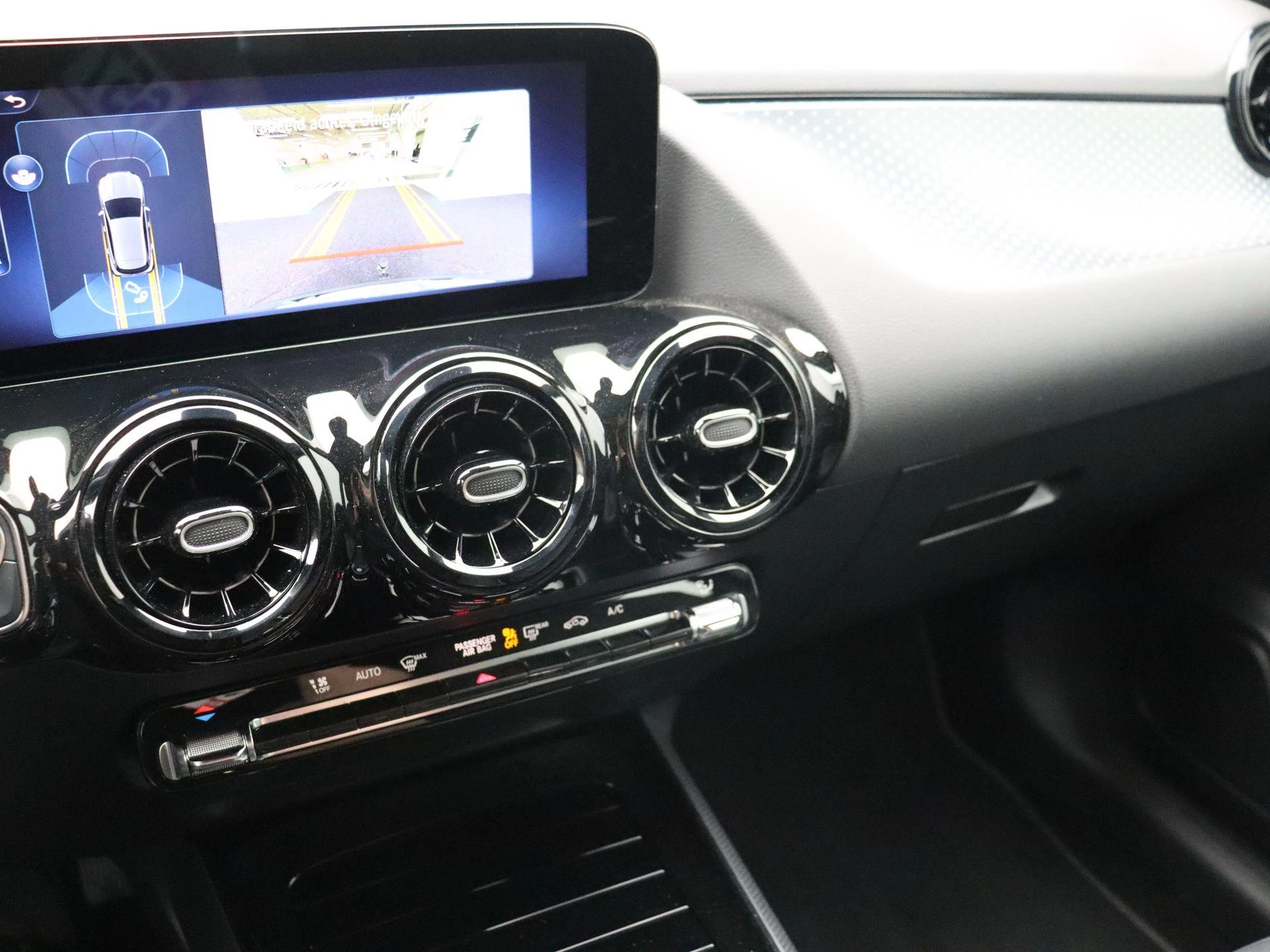 Mercedes-Benz GLA 180 Business Line + TREKHAAK + CAMERA + SENSOREN +