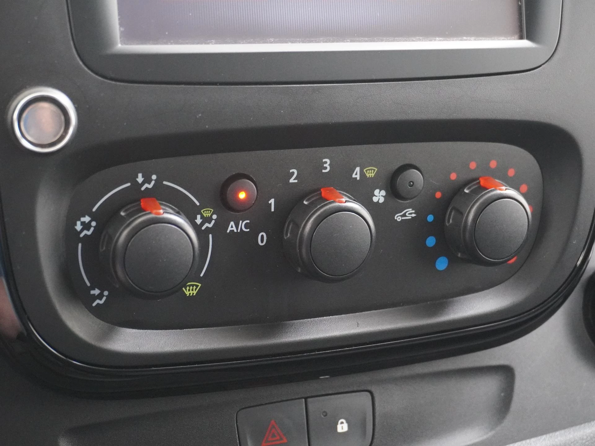 Opel-Vivaro-image-25