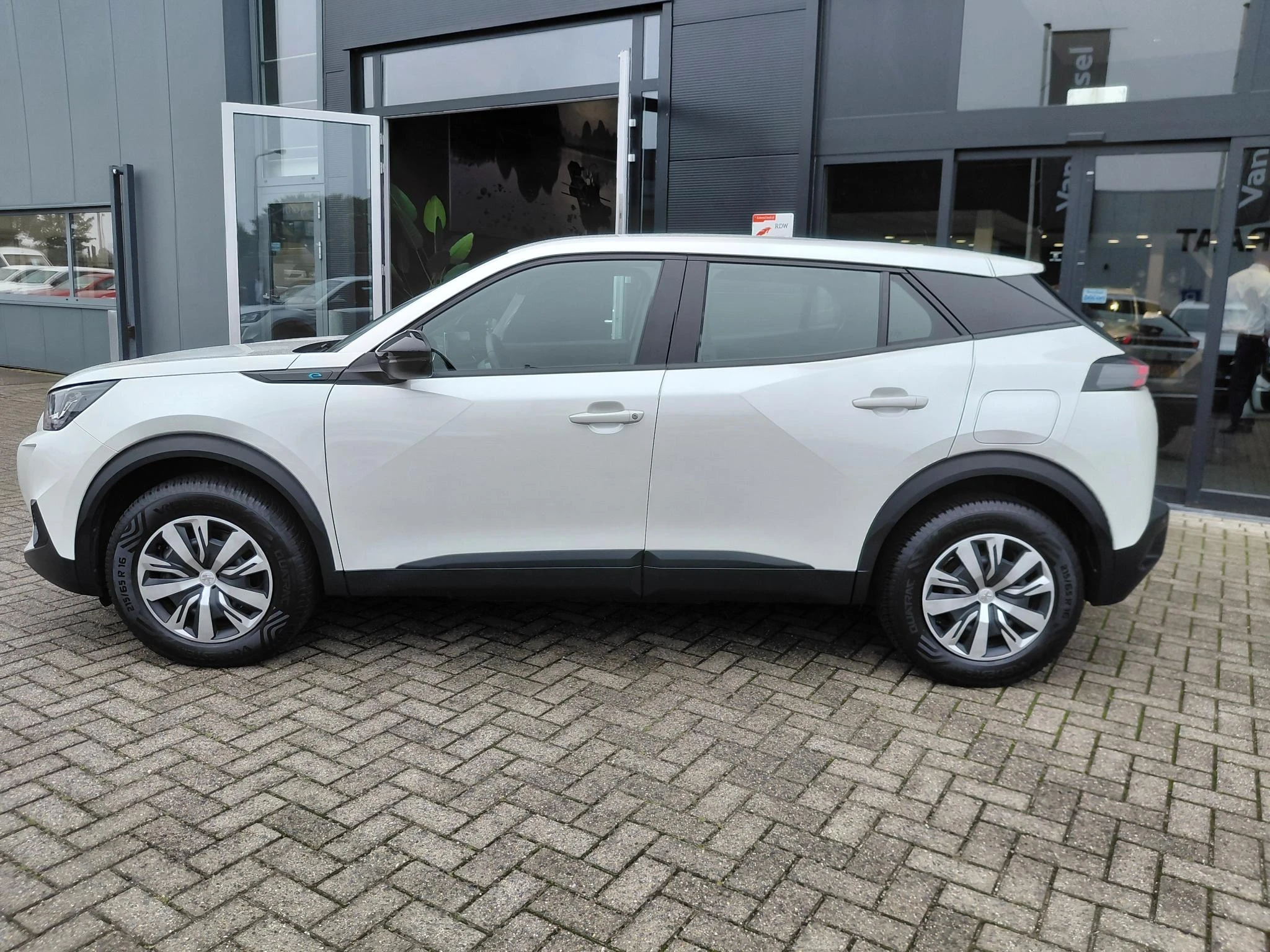 Peugeot-e-2008-image-2