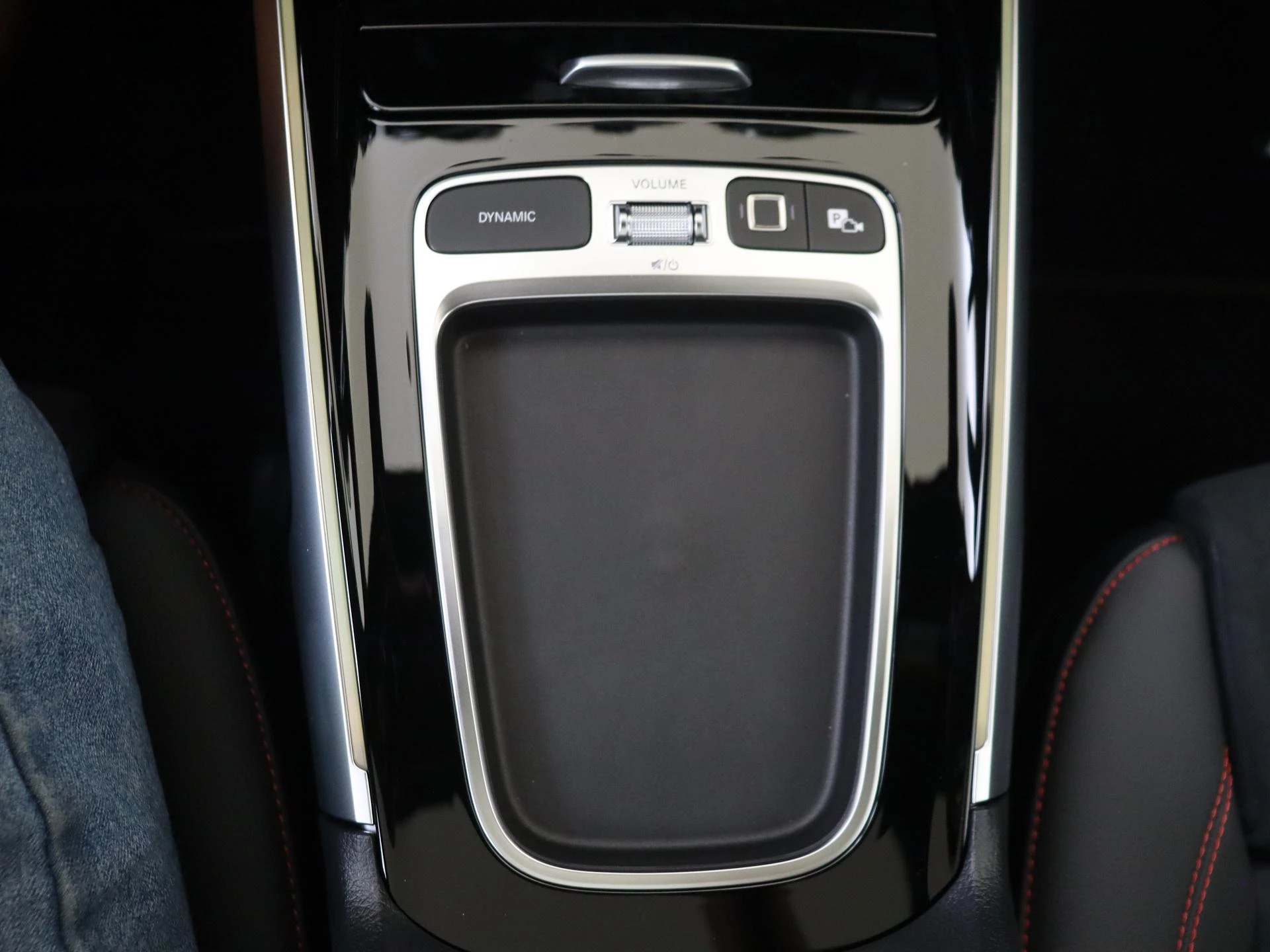 Mercedes-Benz-EQB-image-20