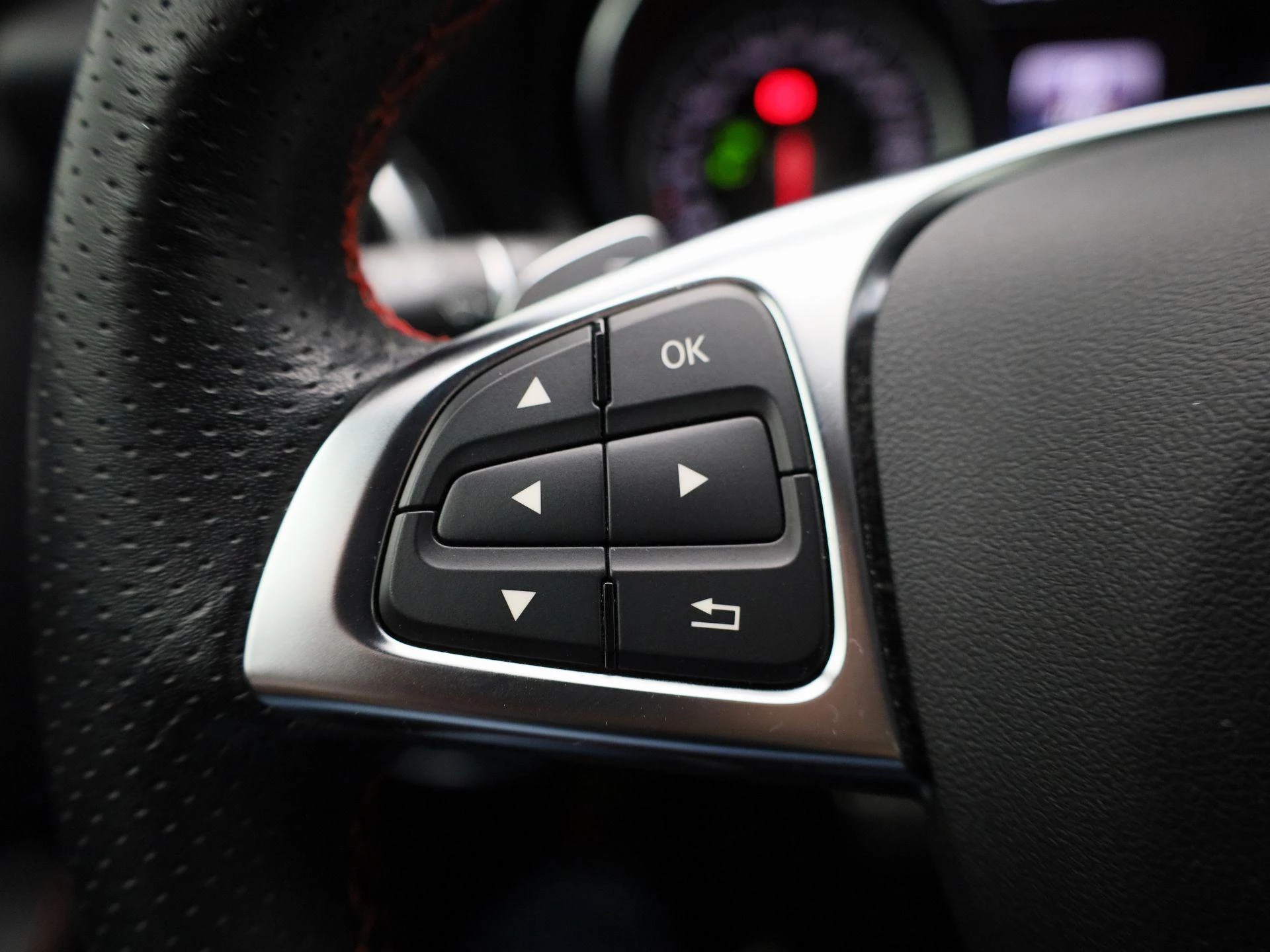 Mercedes-Benz-GLA-image-18