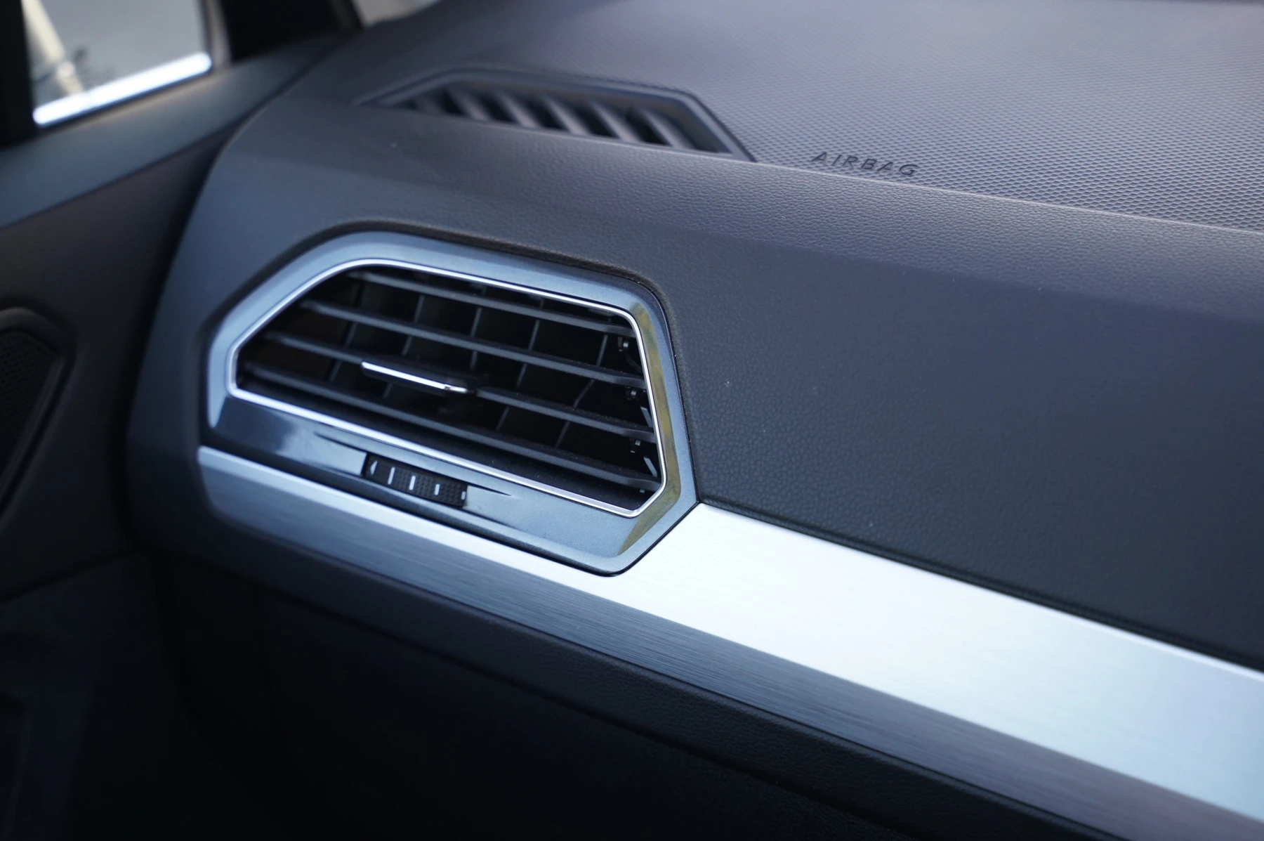 Volkswagen-Tiguan-image-26