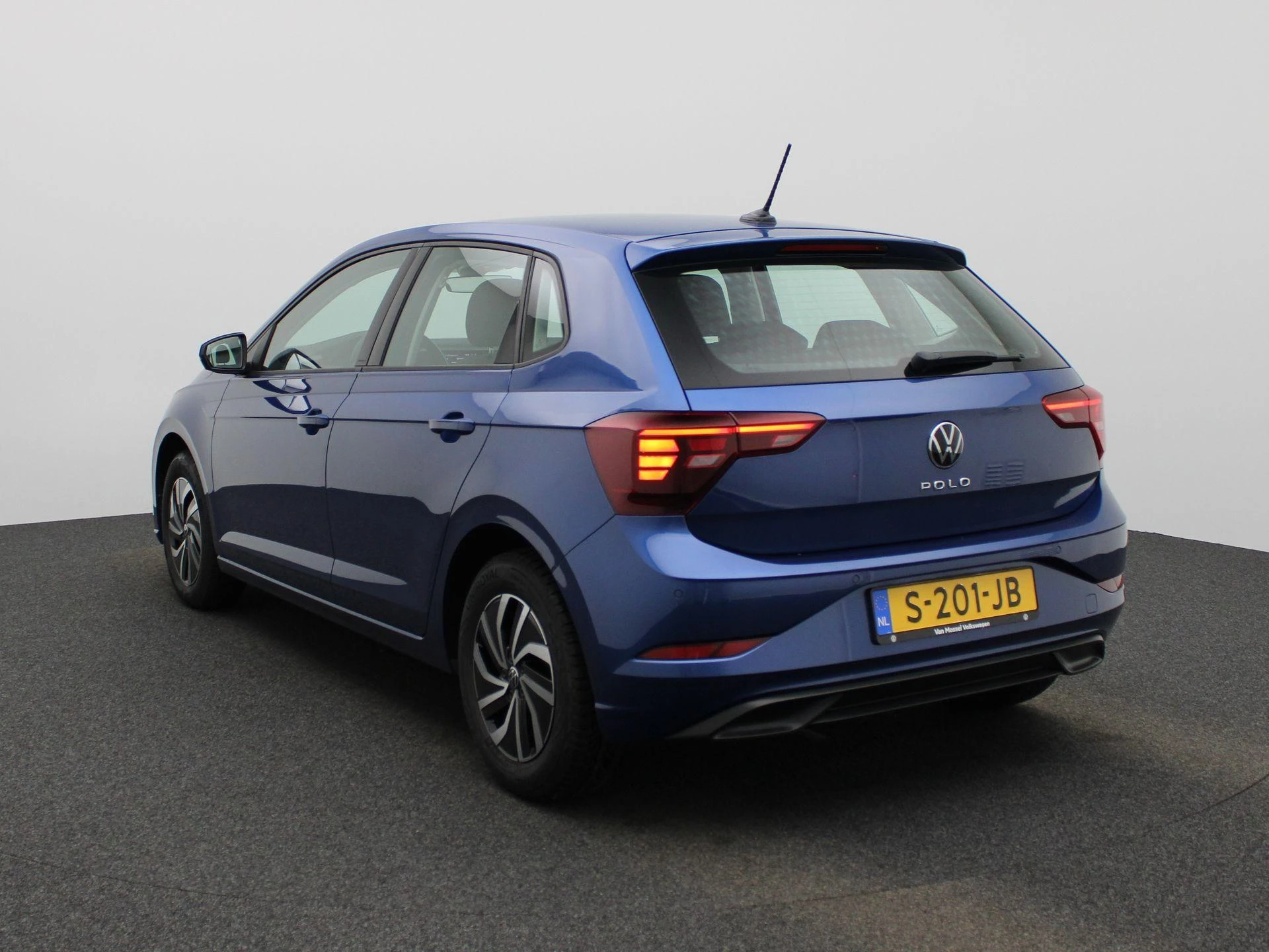 Volkswagen-Polo-image-3