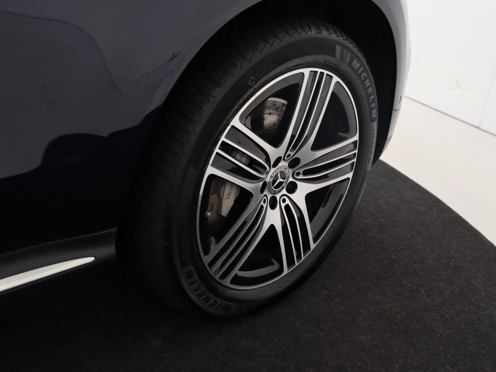 Mercedes-Benz-EQC-image-32