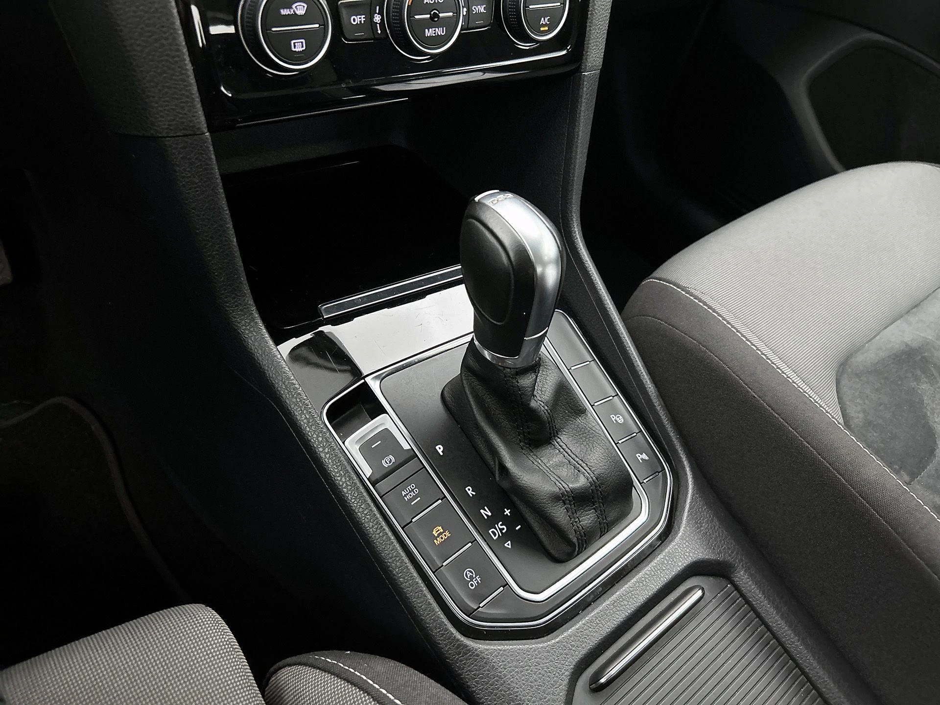 Volkswagen-Golf Sportsvan-image-25