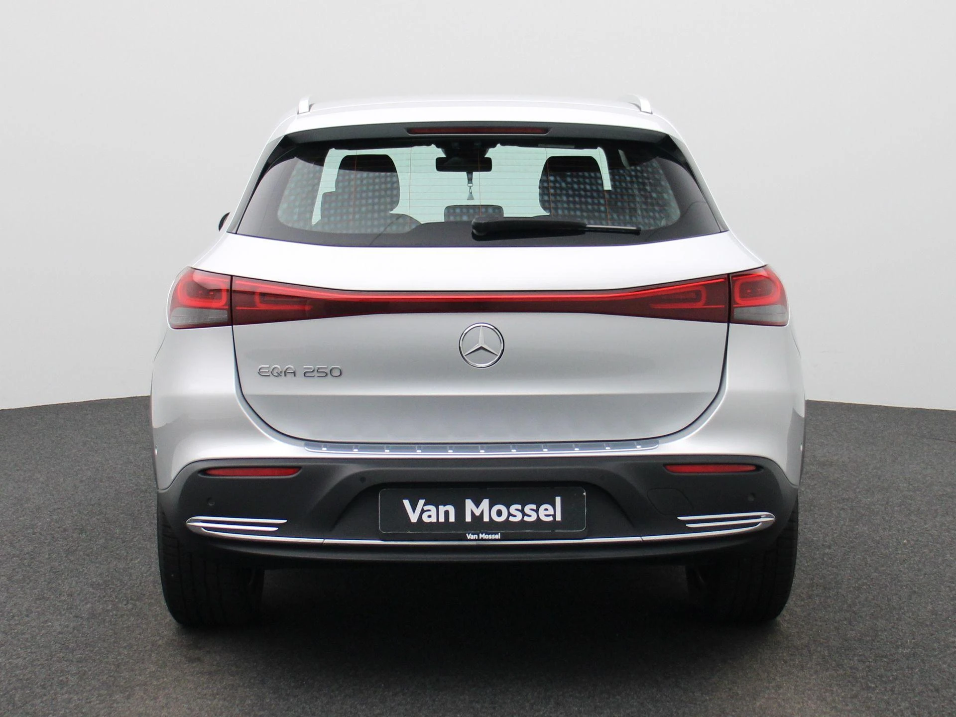 Mercedes-Benz-EQA-image-4