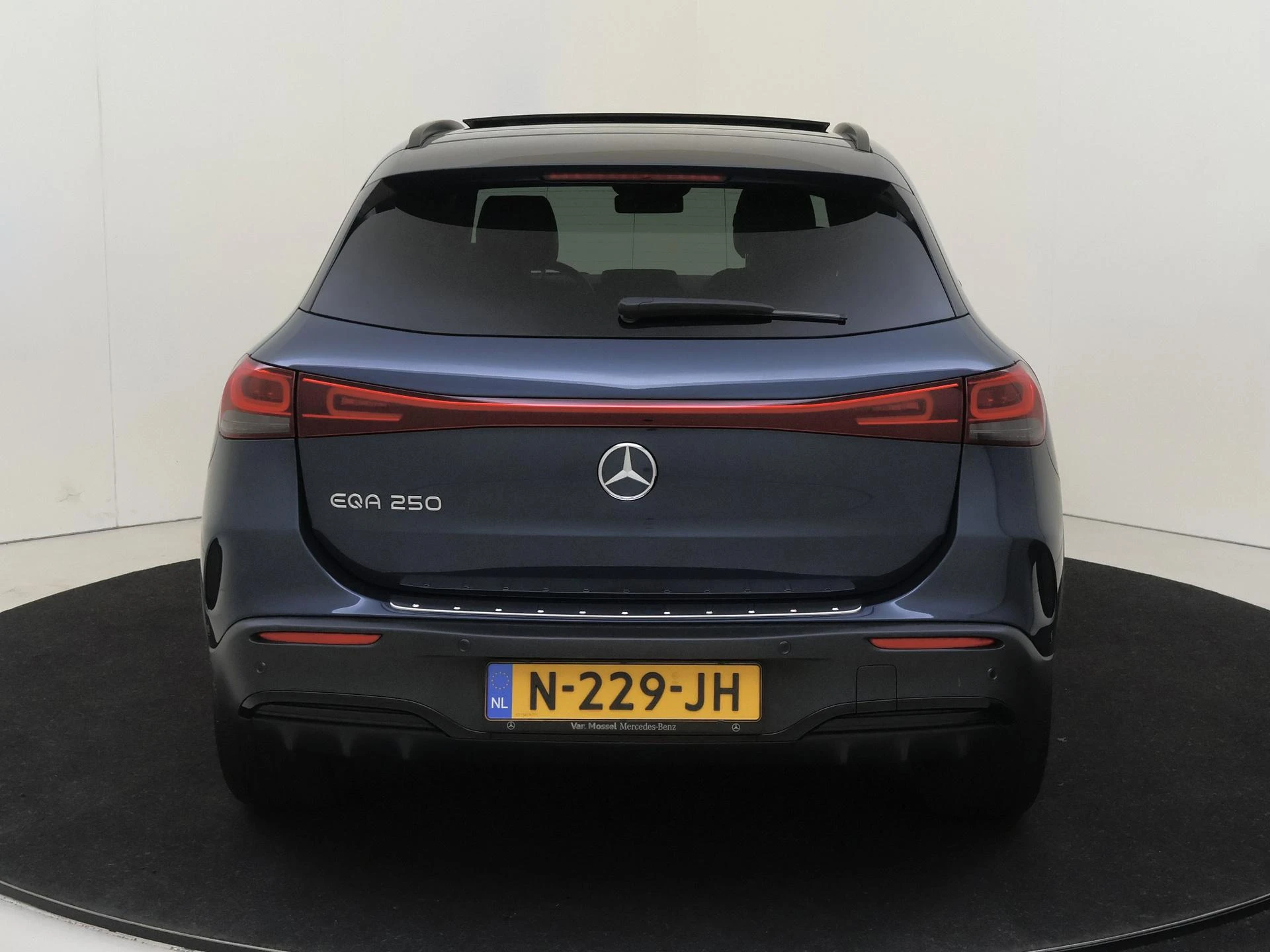 Mercedes-Benz-EQA-image-5