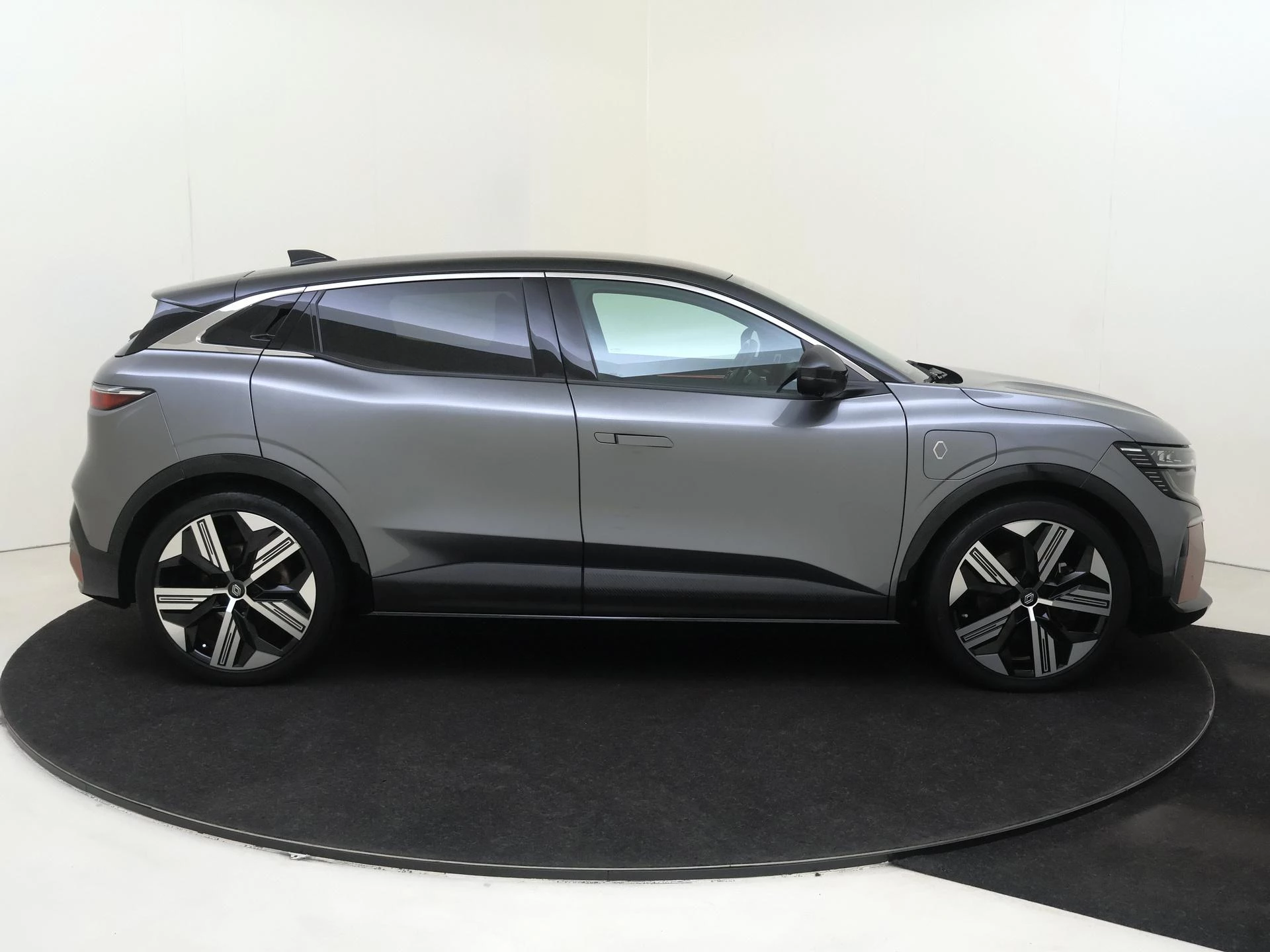 Renault-Megane E-Tech-image-8
