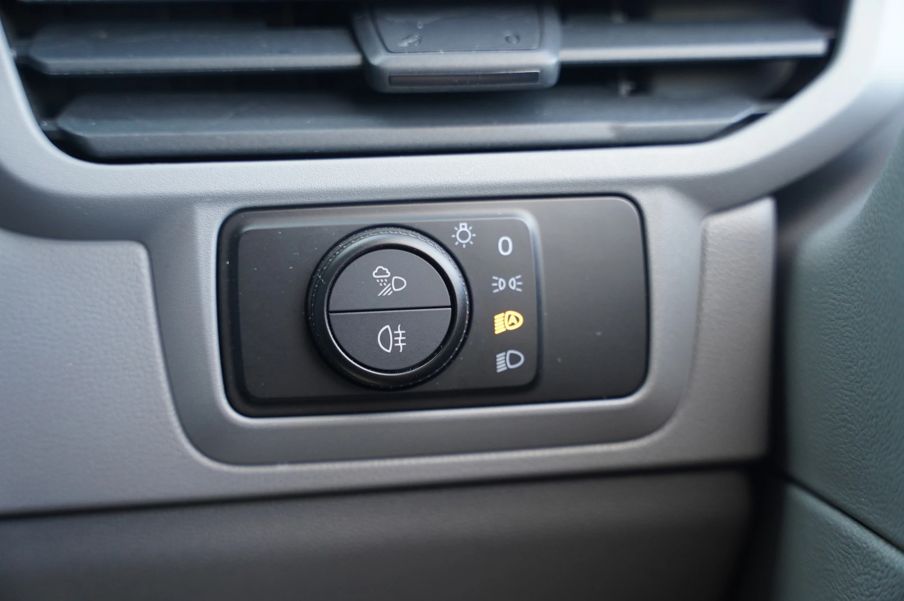 Volkswagen-Transporter-image-17