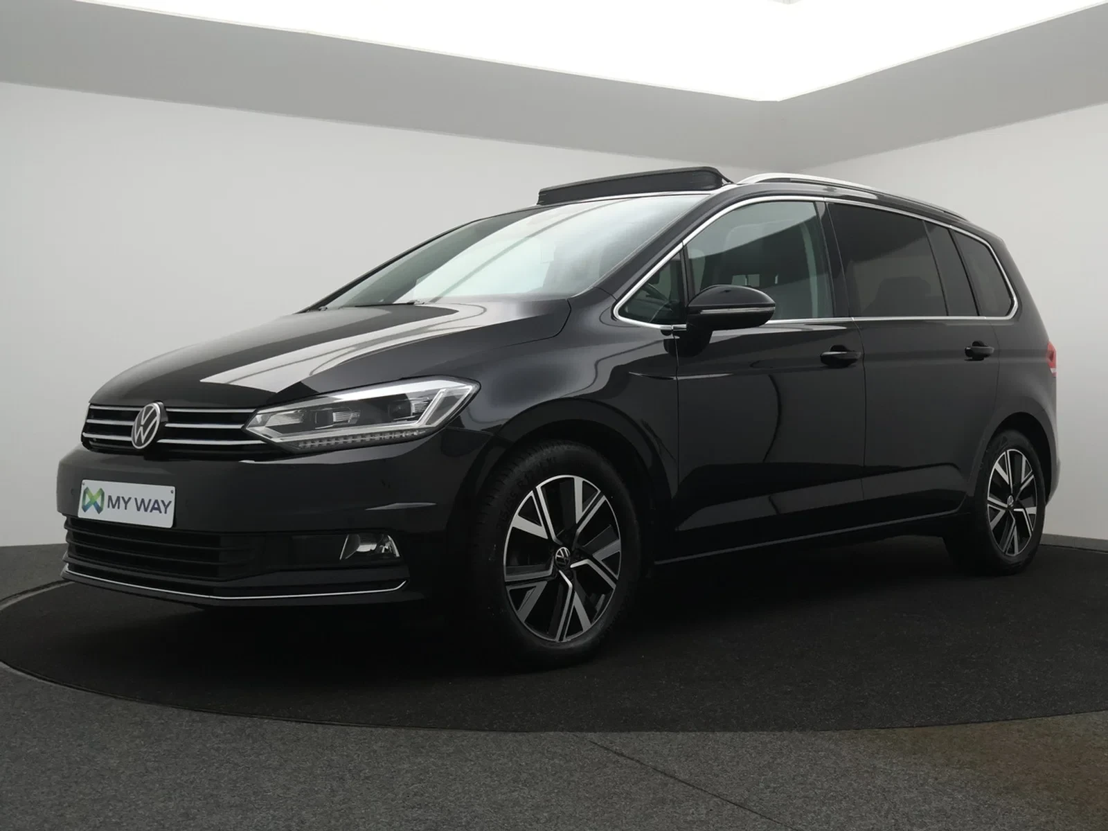 Volkswagen-Touran-image-0