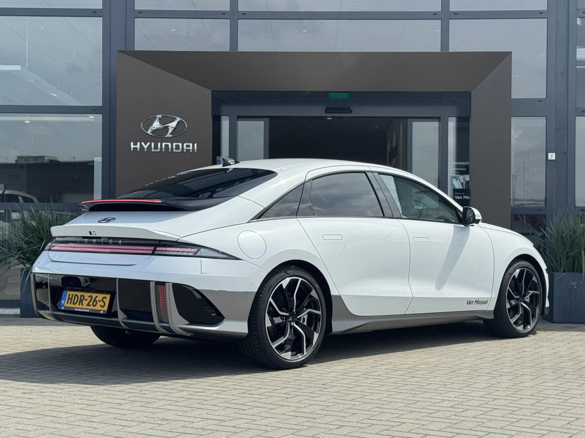 Hyundai-IONIQ 6-image-4