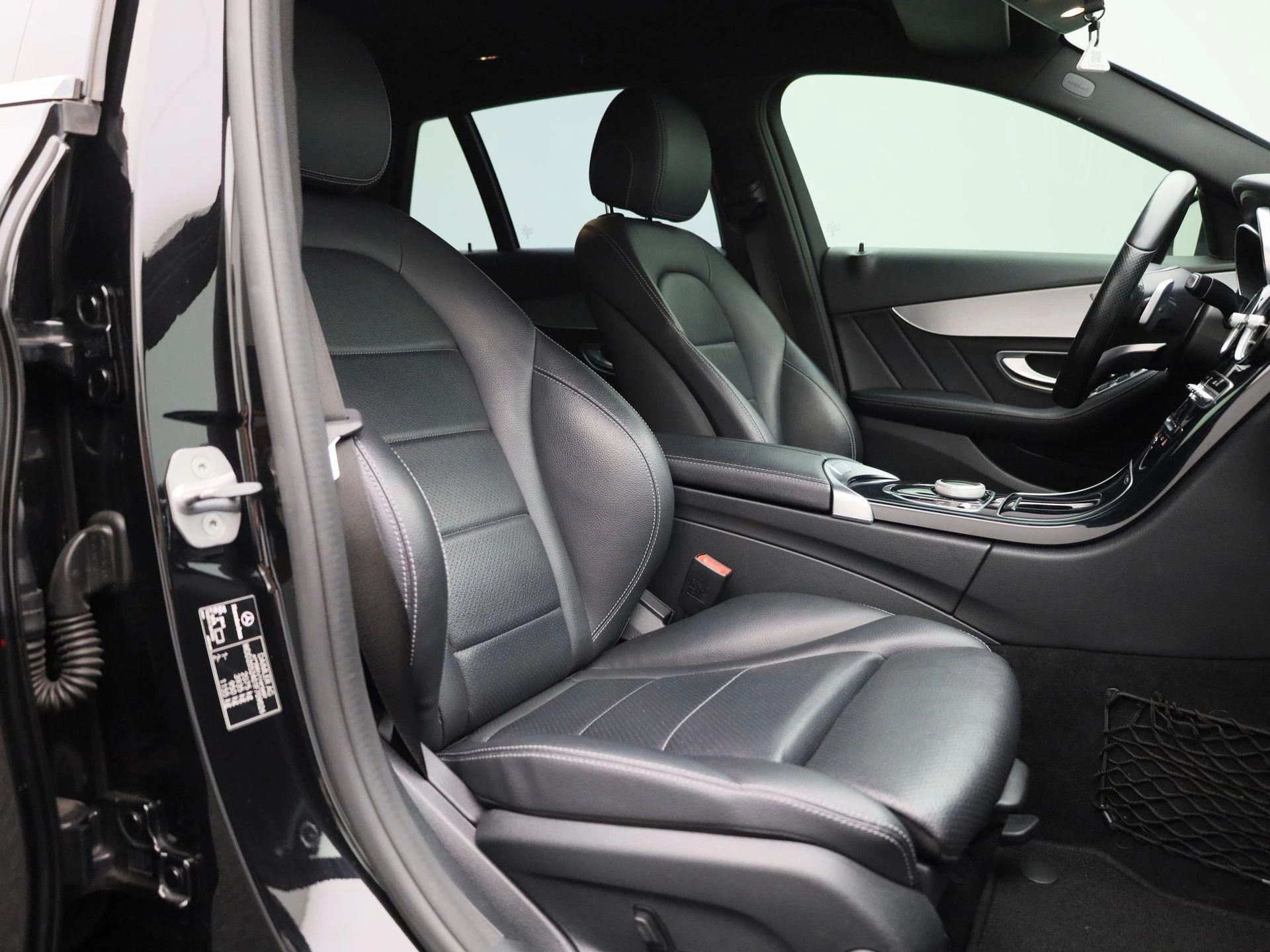 Mercedes-Benz-C-Klasse-image-37