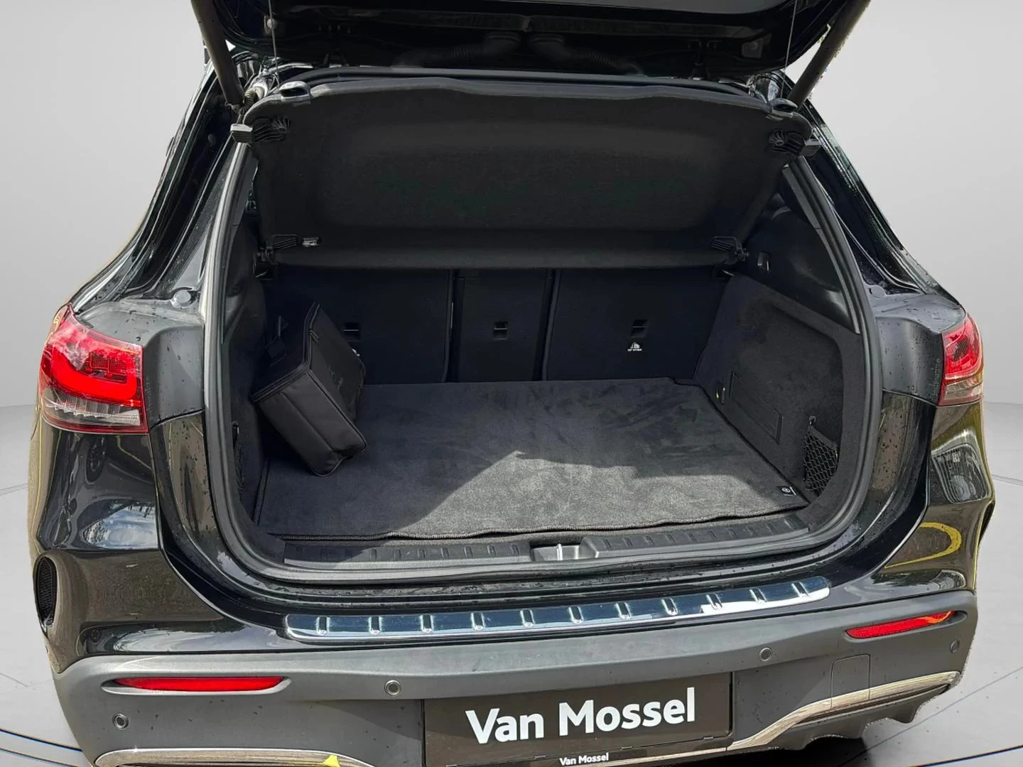 Mercedes-Benz-EQA-image-14