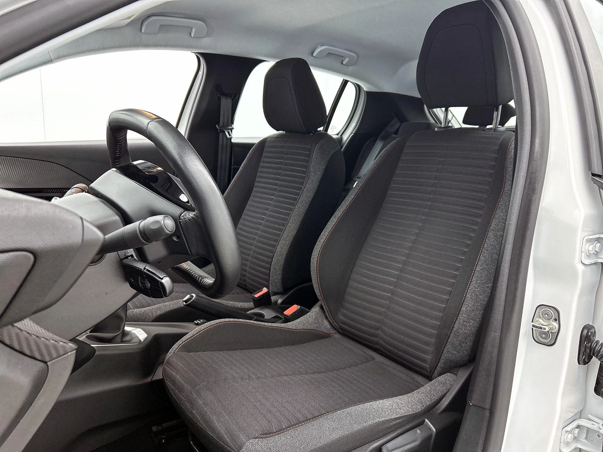 Peugeot-208-image-28