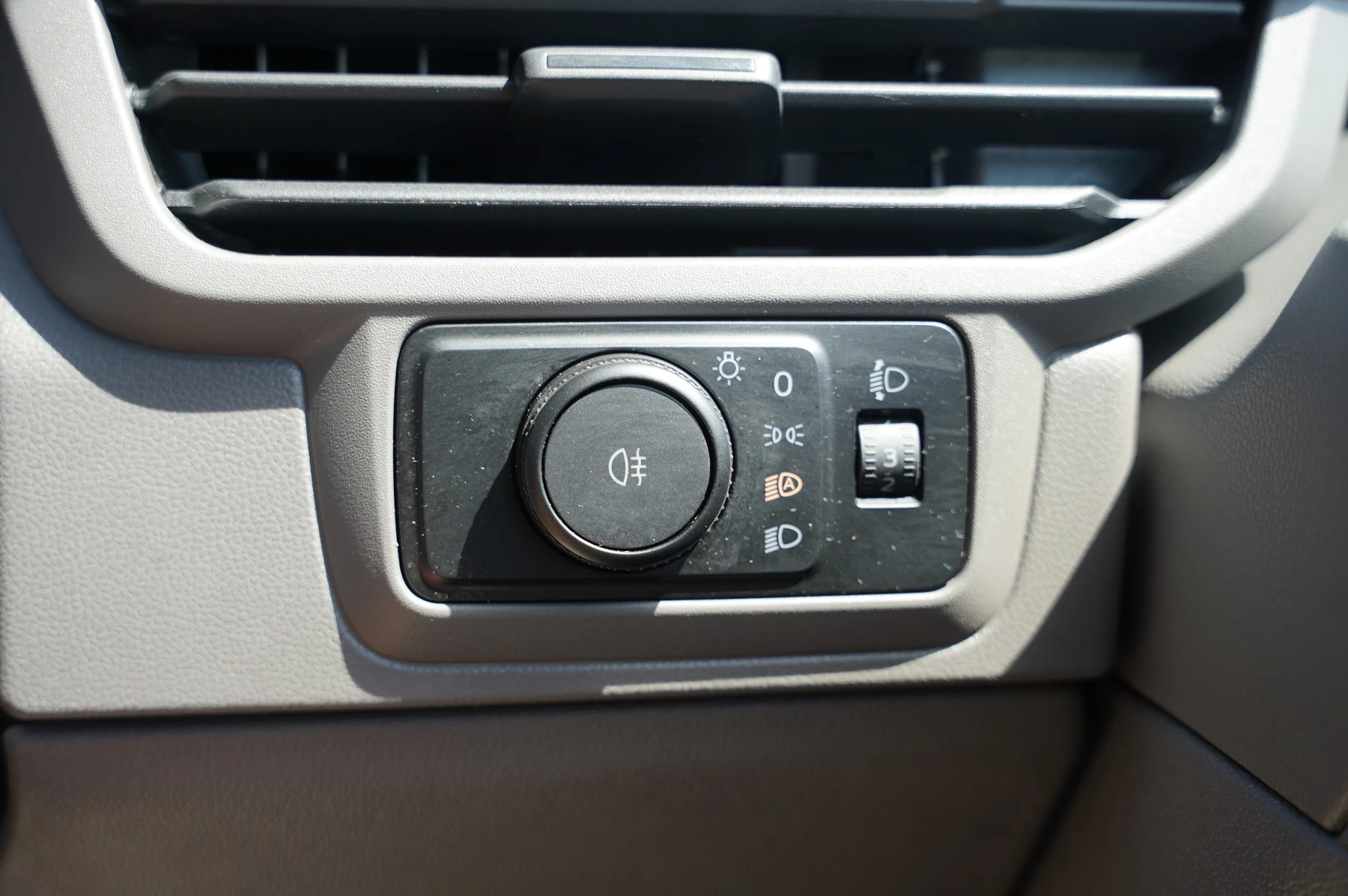 Volkswagen-Transporter-image-15