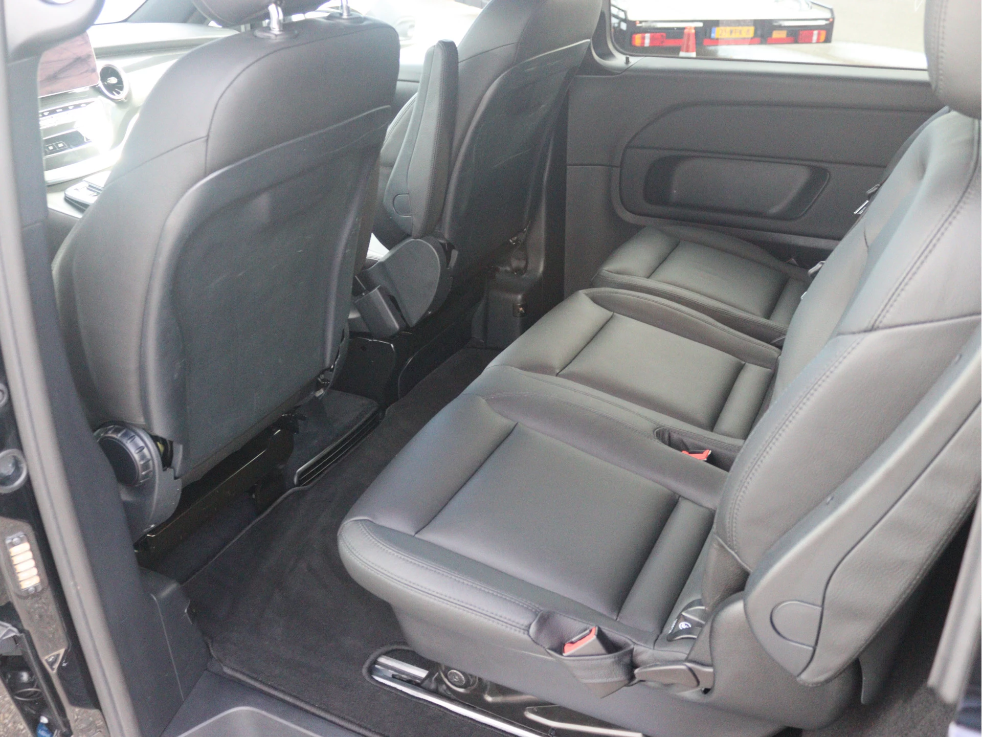 Mercedes-Benz-V-Klasse-image-4