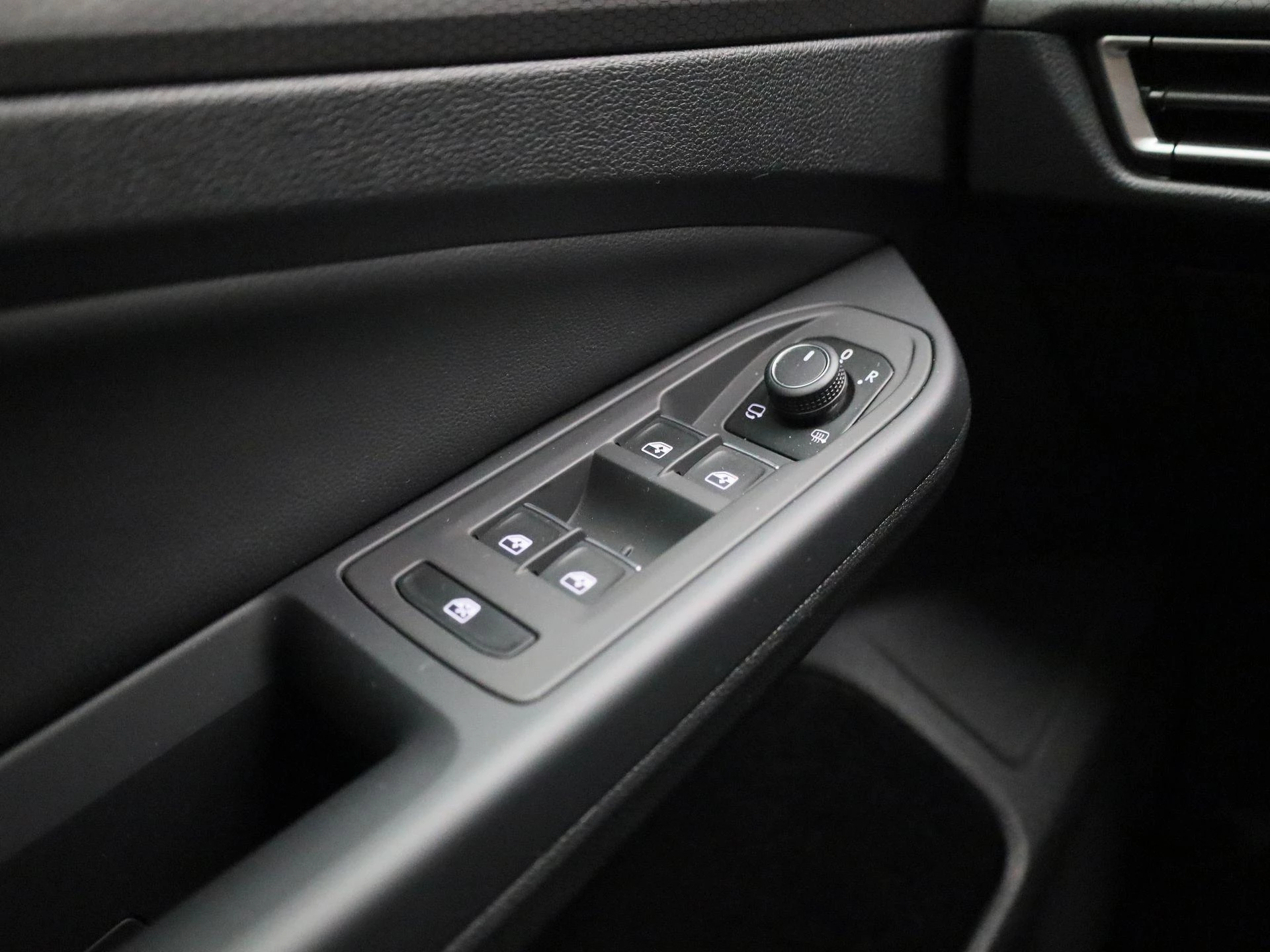 Volkswagen-Golf-image-23