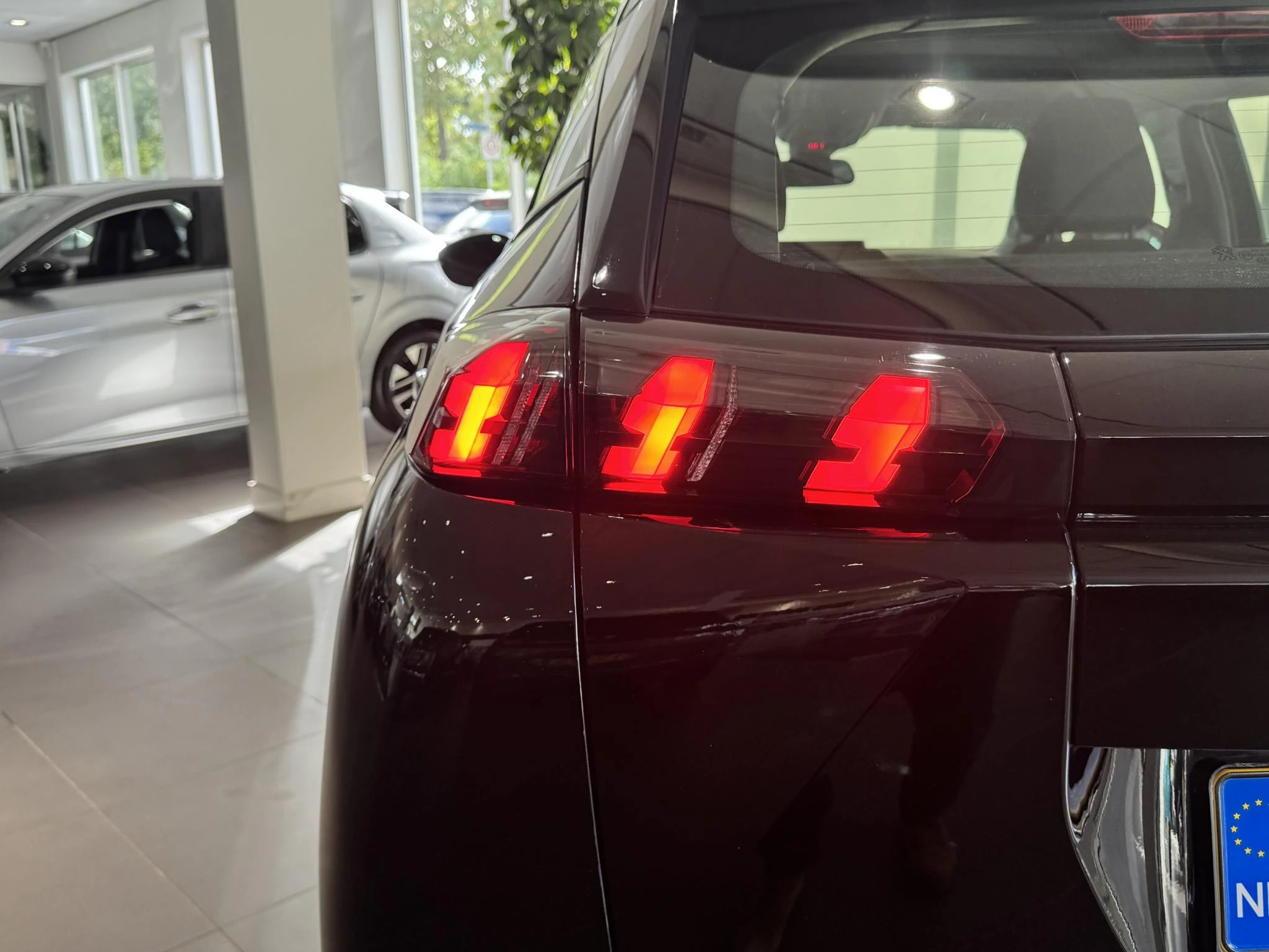 Peugeot-e-2008-image-10