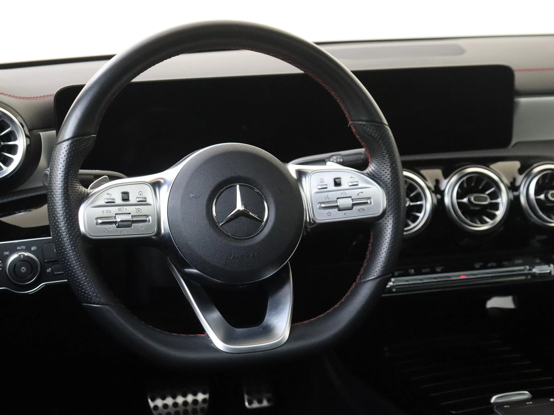 Mercedes-Benz-CLA-image-9