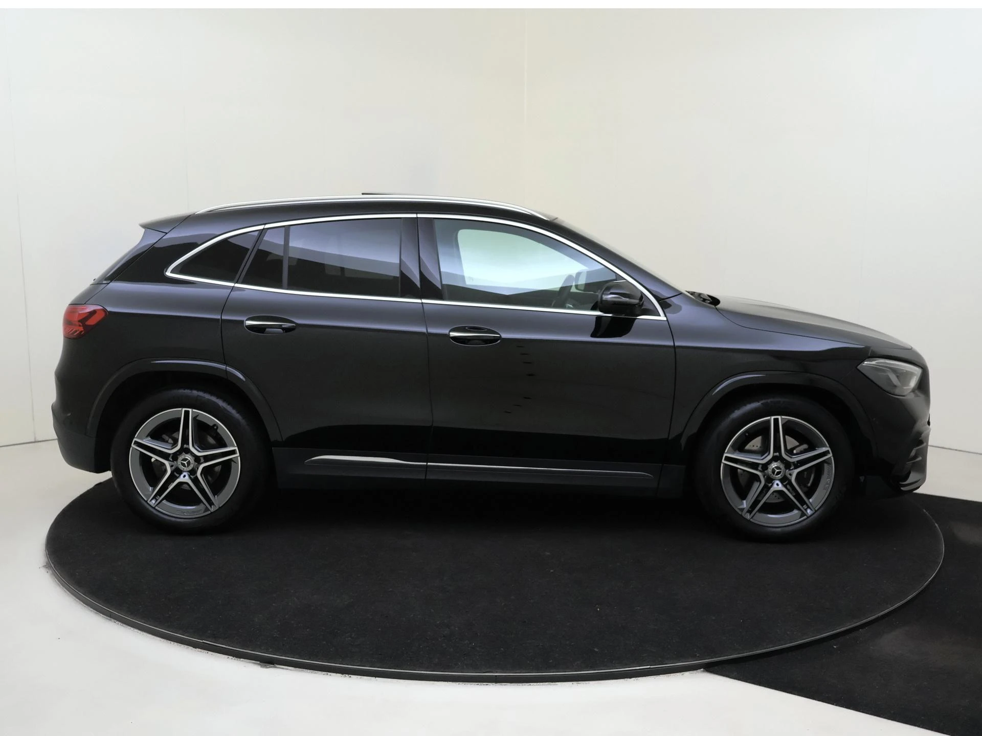 Mercedes-Benz-GLA-image-8