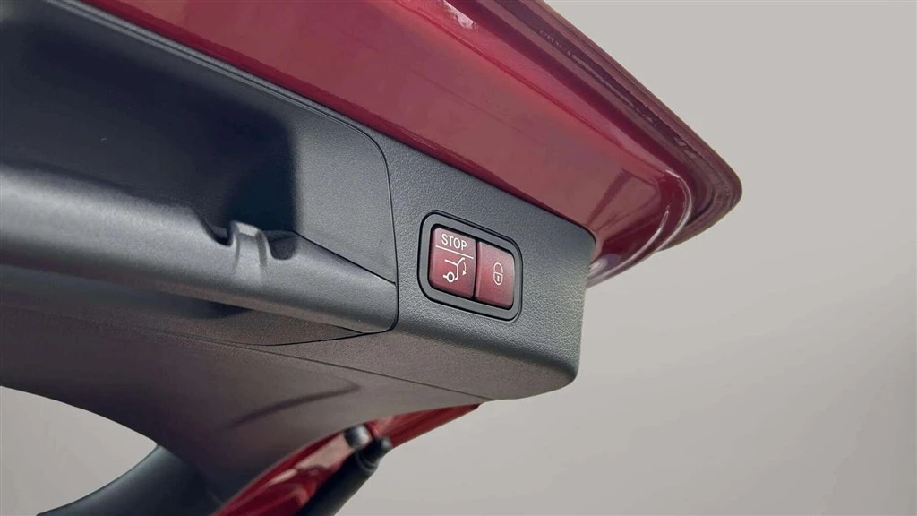 Mercedes-Benz-EQB-image-24