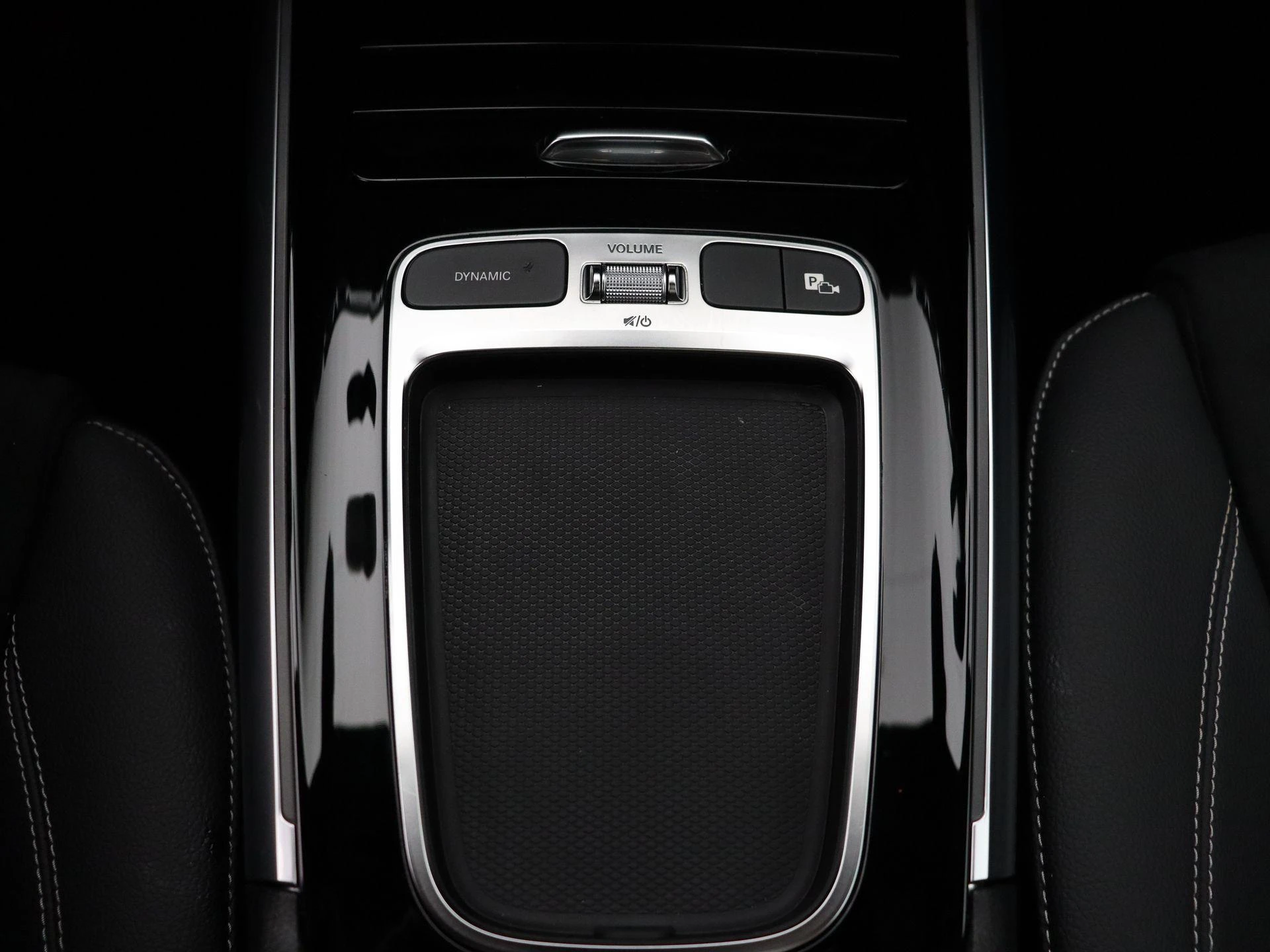 Mercedes-Benz-GLA-image-21