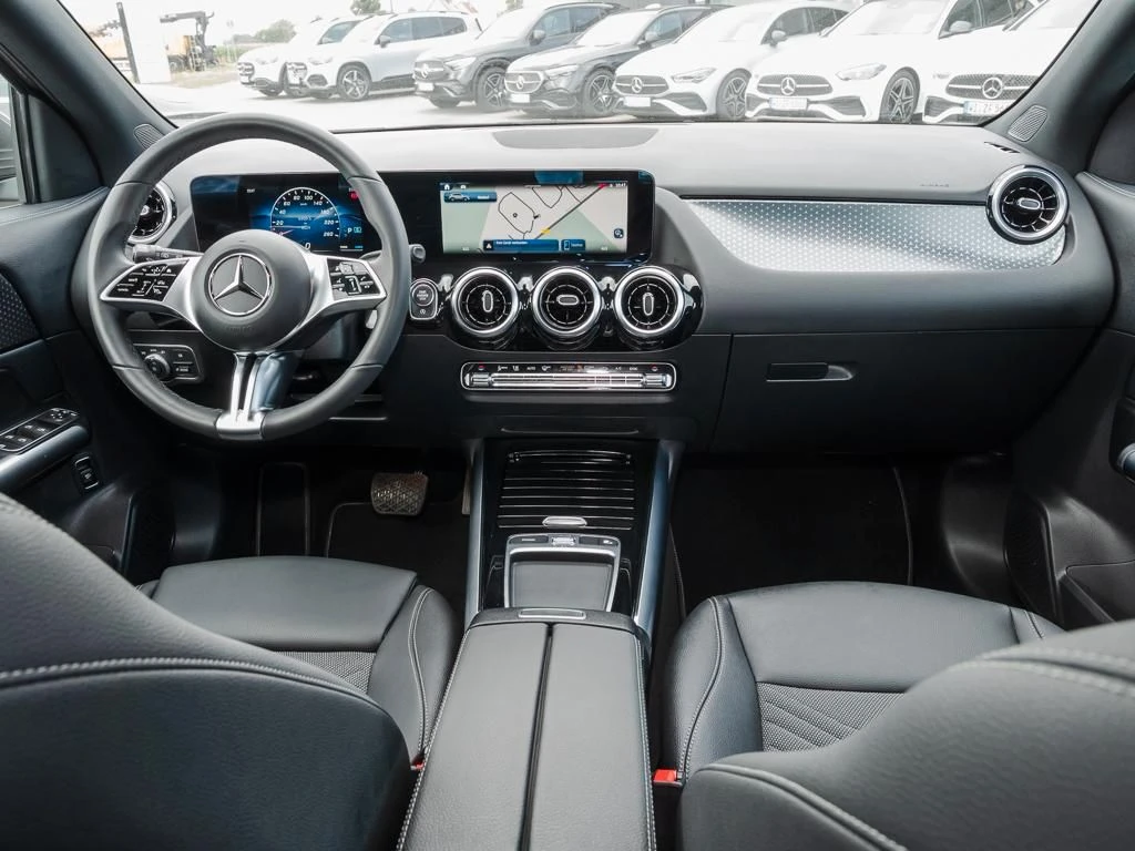 Mercedes-Benz-GLA 200-image-12