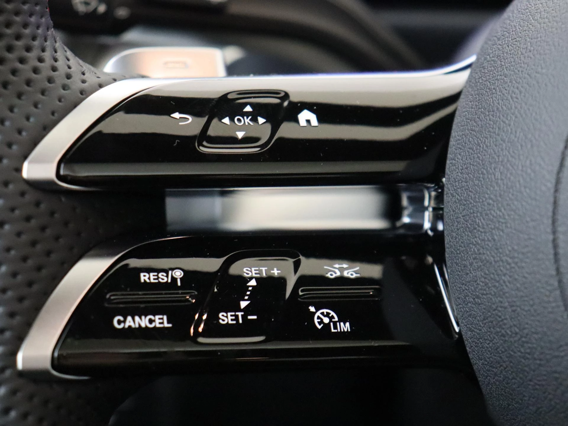 Mercedes-Benz-EQB-image-11