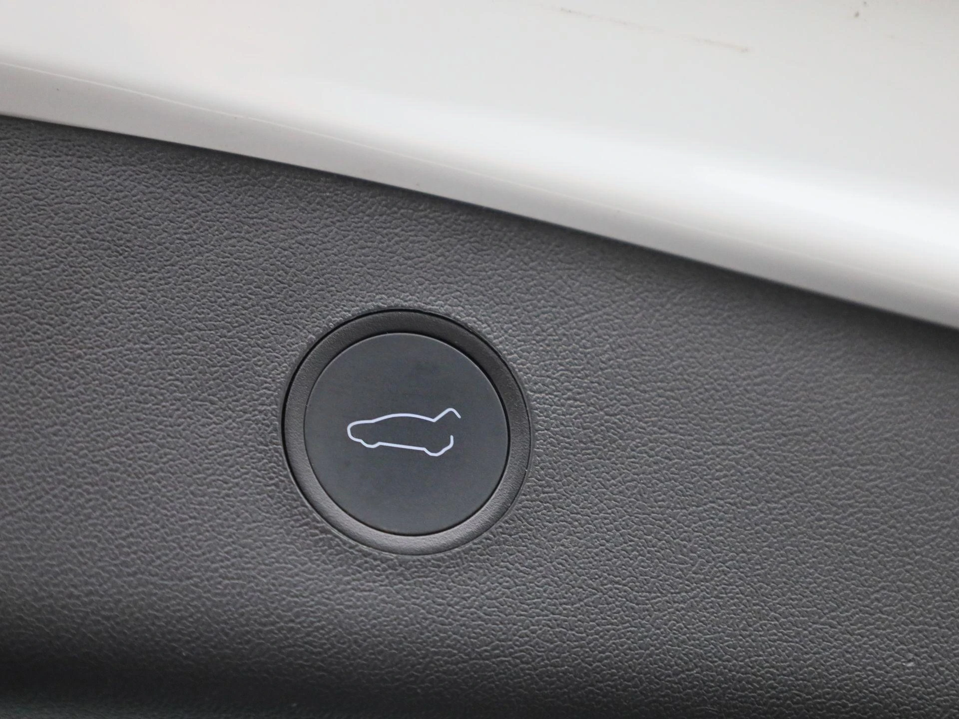 Tesla-Model 3-image-12